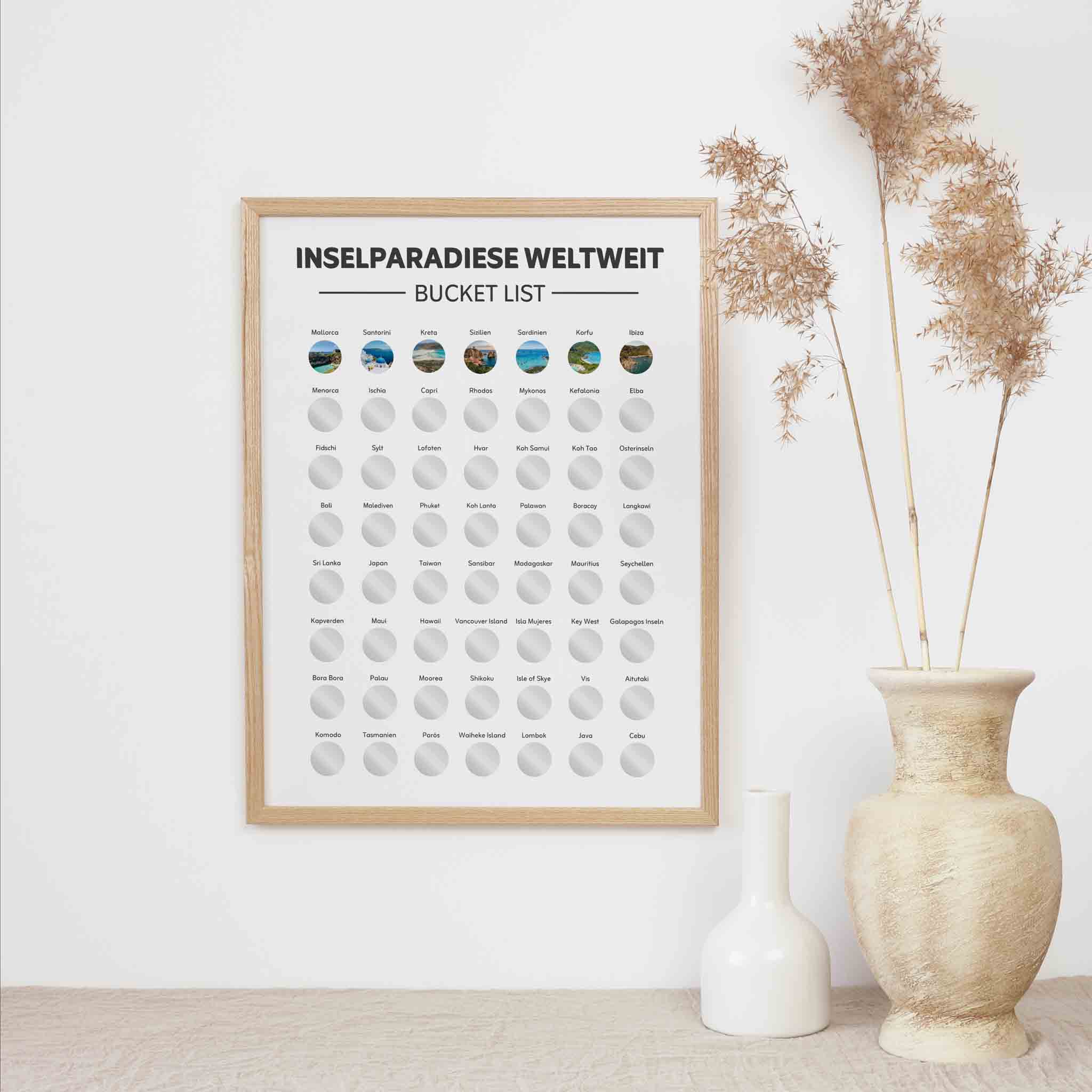 Das funkenschauer Rubbelposter Inselparadiese weltweit Bucketlist Poster, ideal als Reisegeschenk, ist mit Rubbelkreisen versehen und wird auf einer weißen Wand mit zwei beigen Vasen und getrocknetem Gras präsentiert.