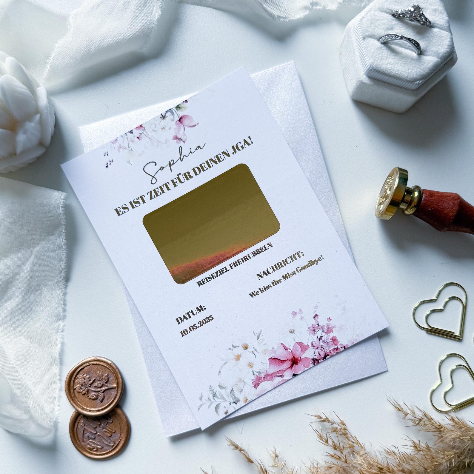 Die Einladung zum JGA von Funkenschauer ist eine pastellfarbene Rubbelkarte im floralen Design mit Goldfolie, deutschem Text und dem Namen „Sophia“. Ideal als JGA-Gutschein oder Geschenk für eine Reise!.
