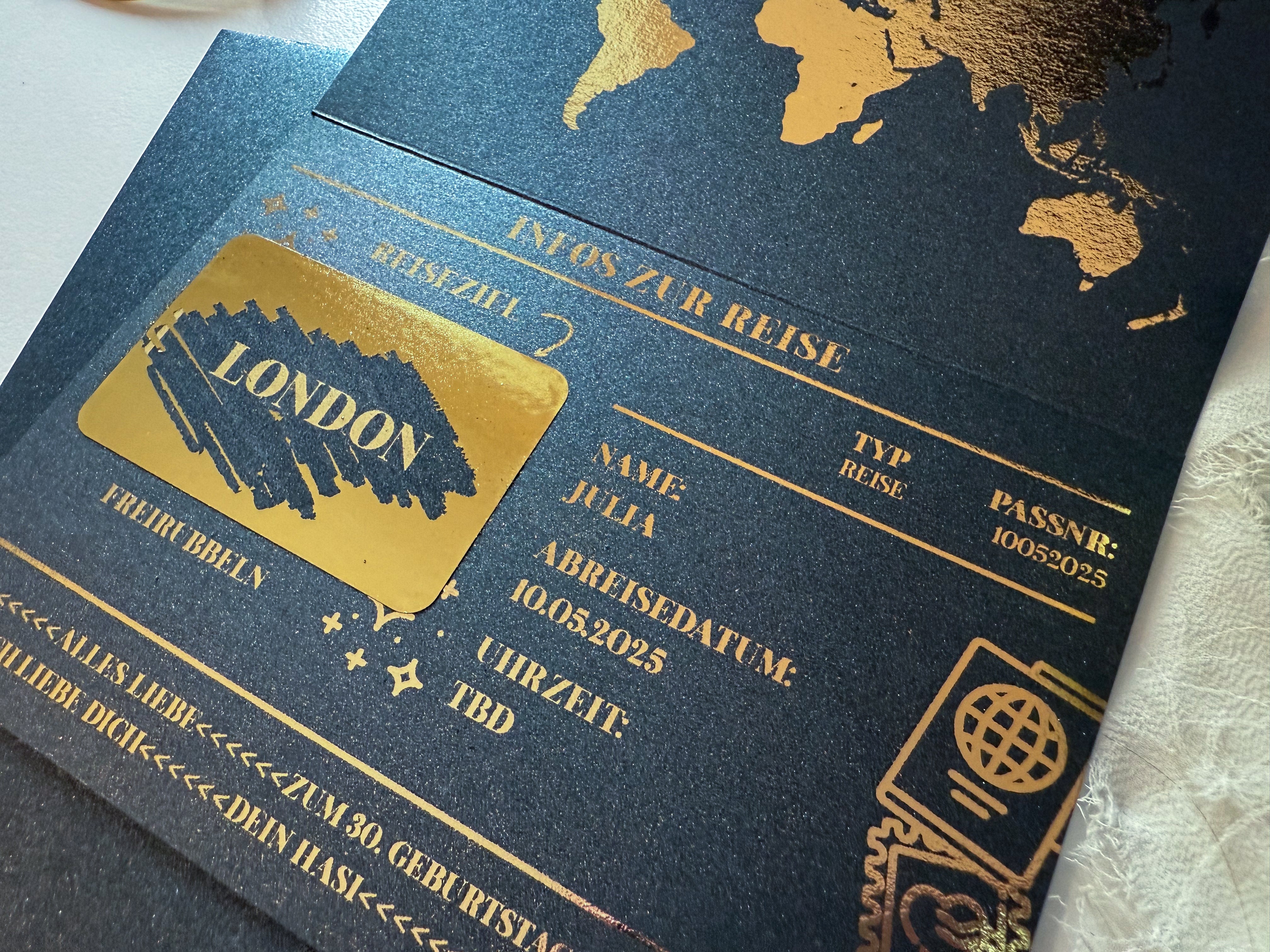 Entdecken Sie die personalisierte Einladung zum Thema Reisen von funkenschauer – ein schickes schwarz-goldenes Reisepass-Design mit Weltkarte, goldenem „LONDON“-Ticket, Namensfeldern, Abreisedatum (10.05.2025), Globus-Symbol und dekorativen Elementen – perfekt für ein einzigartiges Geschenk oder eine Geburtstagsüberraschung.