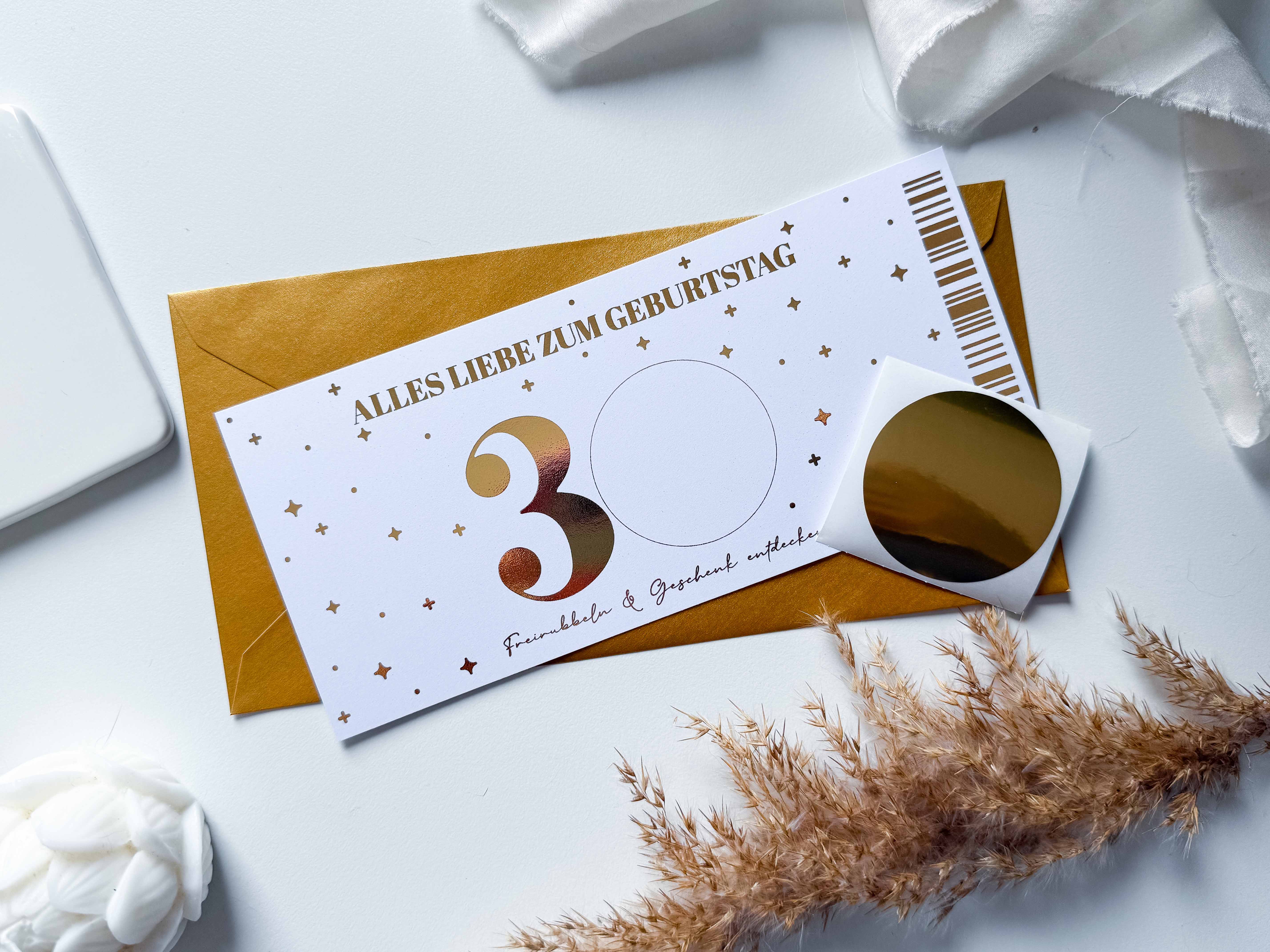 Eine funkenschauer Geburtstagskarte zeigt „Alles Liebe zum Geburtstag“ und die Zahl 30 in schimmerndem Goldtext, elegant platziert auf einem goldenen Umschlag mit getrockneten Gräsern und weißen Akzenten, perfekt für einen runden Geburtstag.