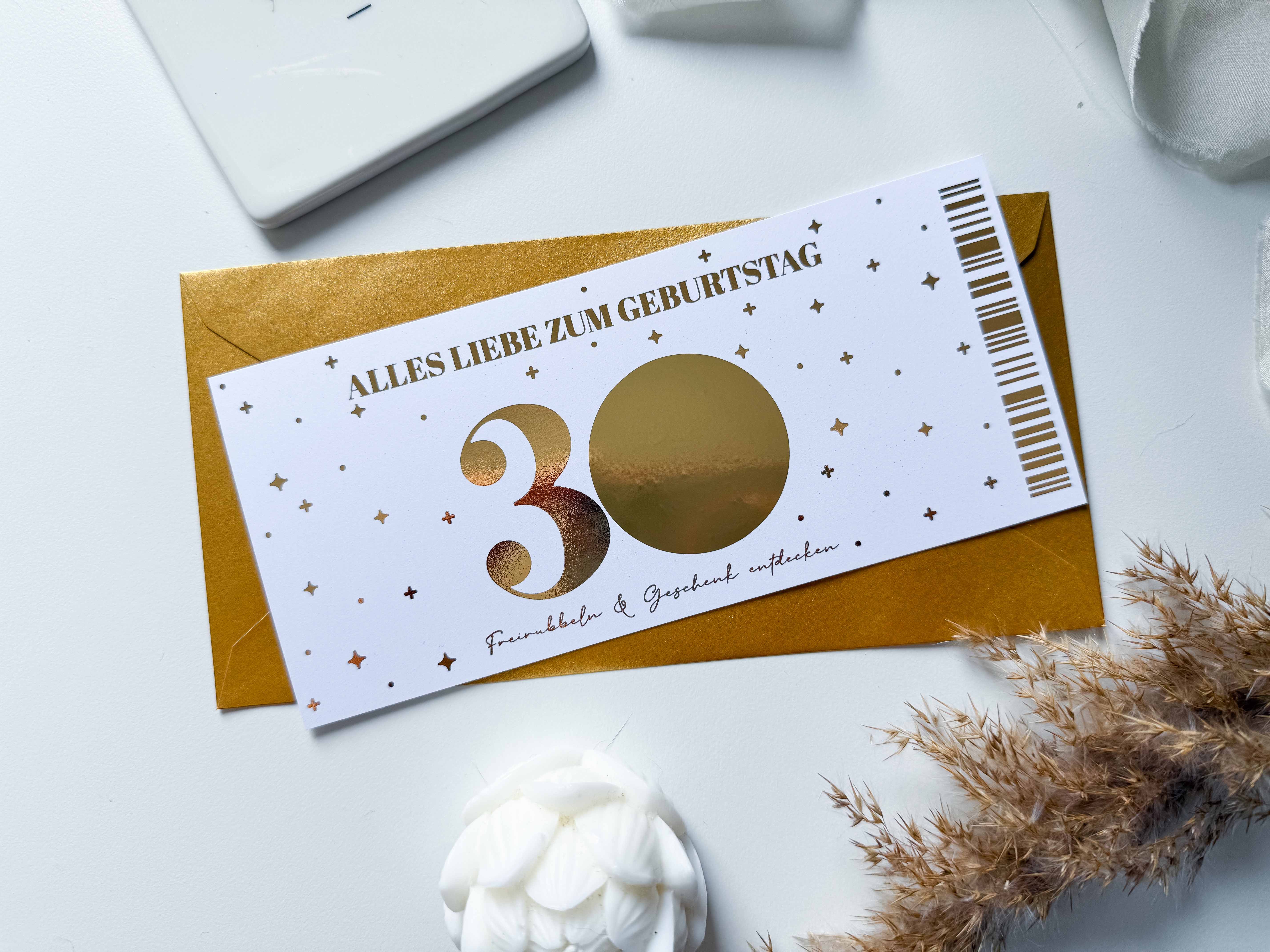 Auf einer funkenschauer Geburtstagskarte stehen „ALLES LIEBE ZUM GEBURTSTAG“ und „30“ in glänzenden Buchstaben auf einem goldenen Umschlag, verziert mit Sternen, Punkten, weißen Blumen und Pampasgras – ein perfektes personalisiertes Geschenk für eine runde Geburtstagsfeier.