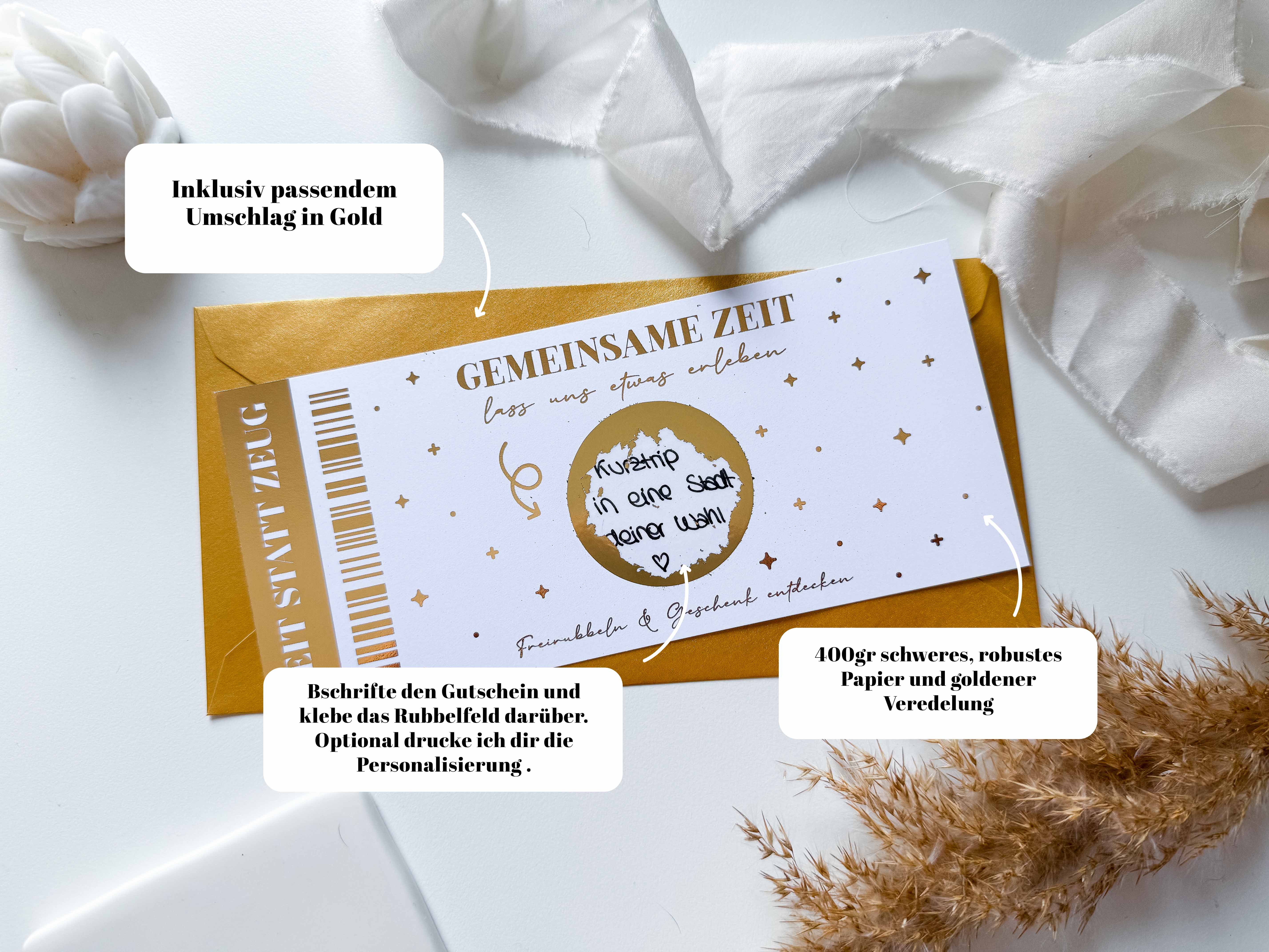 Der „Gutschein Zeit statt Zeug“ von Funkenschauer ist ein personalisierter Rubbelkartengutschein, verziert mit weißen Federn und einem Band auf Holz. Mit goldenen Akzenten und deutschem Erlebnistext ist es ideal für ein „Geschenk zum runden Geburtstag“. Ein goldener Umschlag rundet die Präsentation ab.
