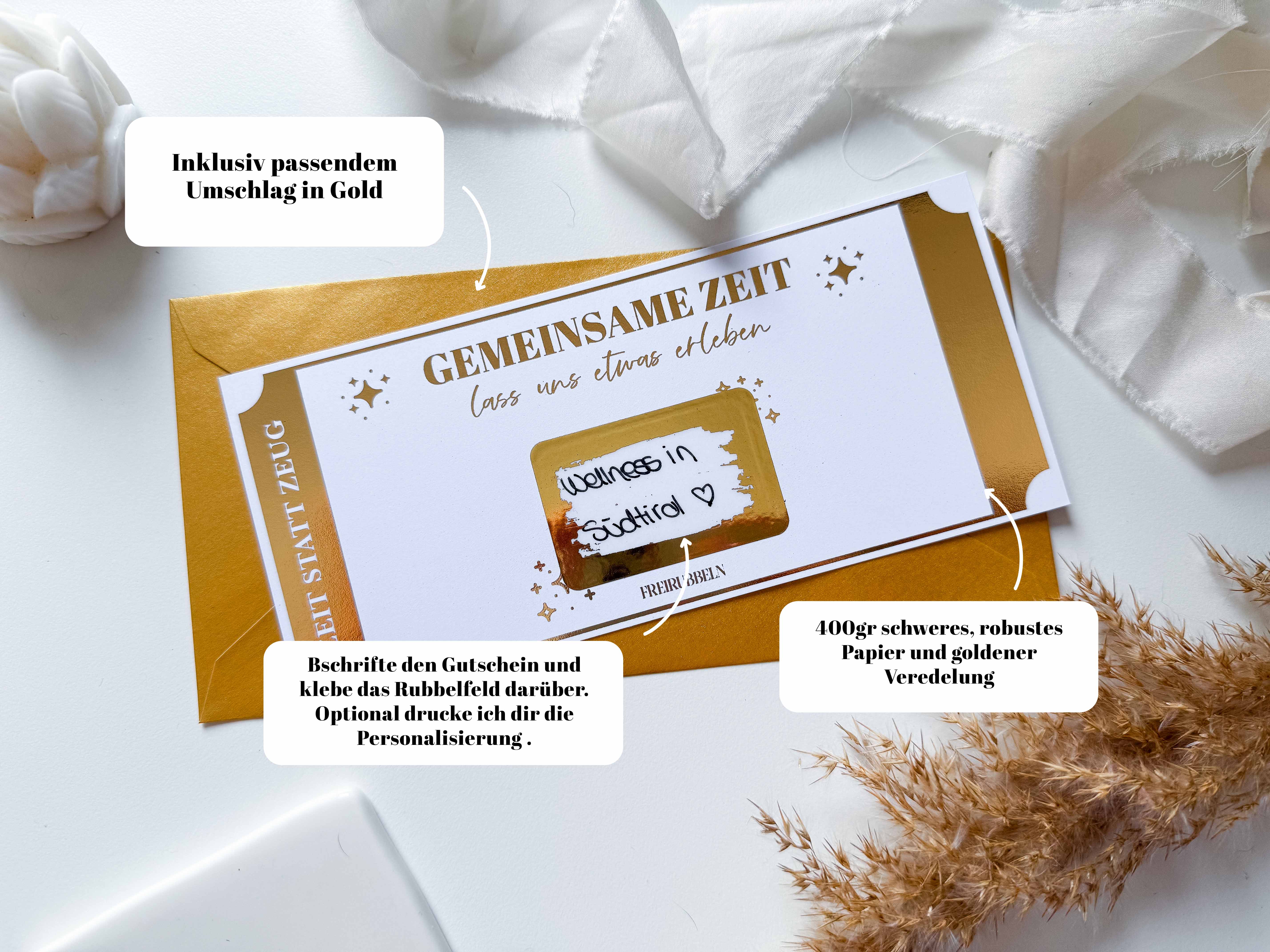 Der funkenschauer „Zeit statt Zeug Gutschein“ ist ein personalisiertes Geschenk mit goldenen Akzenten und dem Spruch „Gemeinsame Zeit“. Unter der Rubbelfolie liegt handgeschriebener Text. Es wird mit einem passenden goldenen Umschlag, Trockenblumen und einem Tuch mit deutscher Schrift für eine intime Note geliefert.