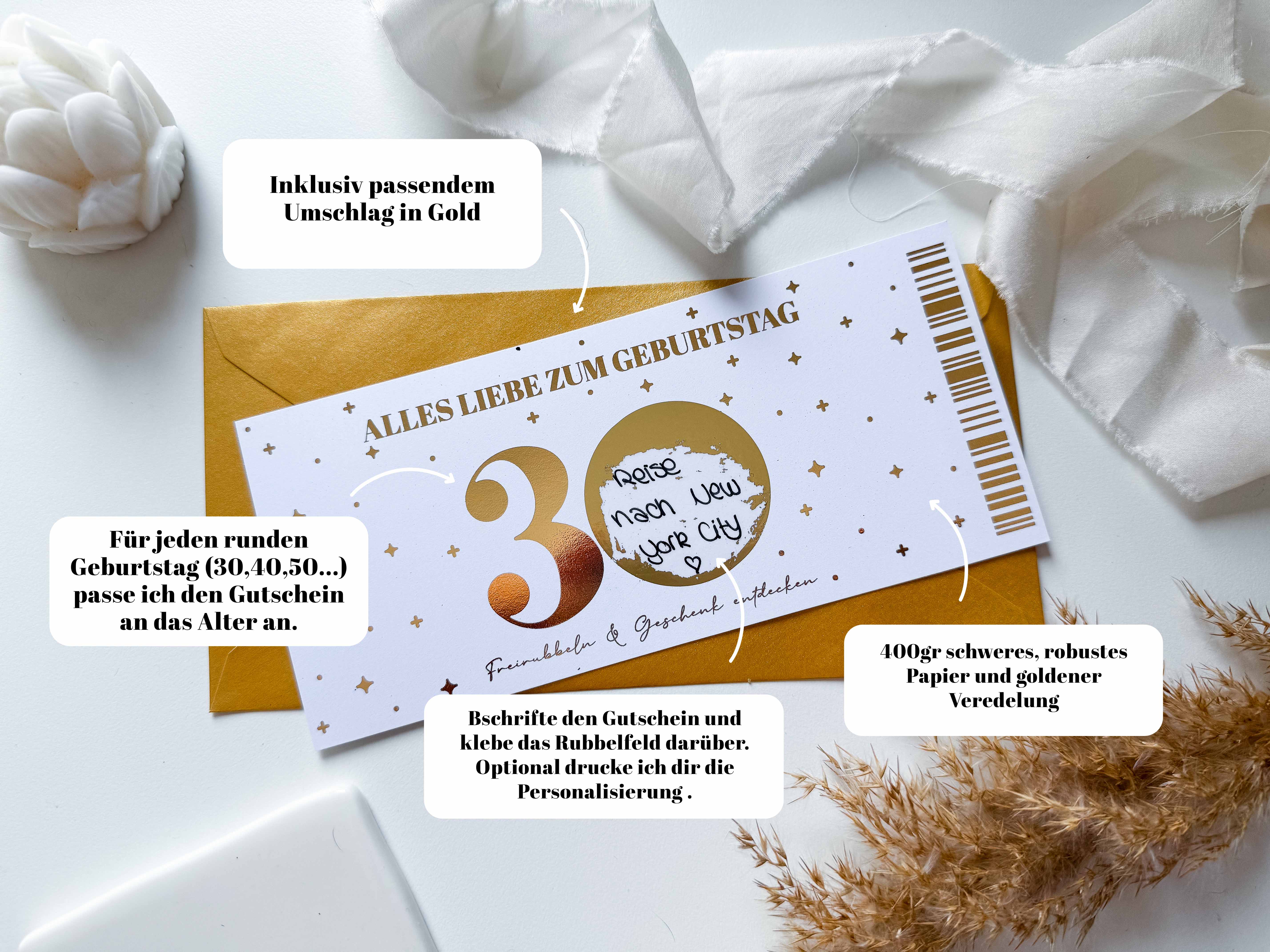 Funkenschauers Geburtstagskarte personalisiert, eine dekorative weiße Karte mit goldenen Akzenten für einen runden Geburtstag, zeigt die Aussparung „30“, die einen Umschlag mit Geburtstagstext freigibt. Es enthält Pampasgras, ein Band und Text zu Individualisierungsoptionen und Materialien.