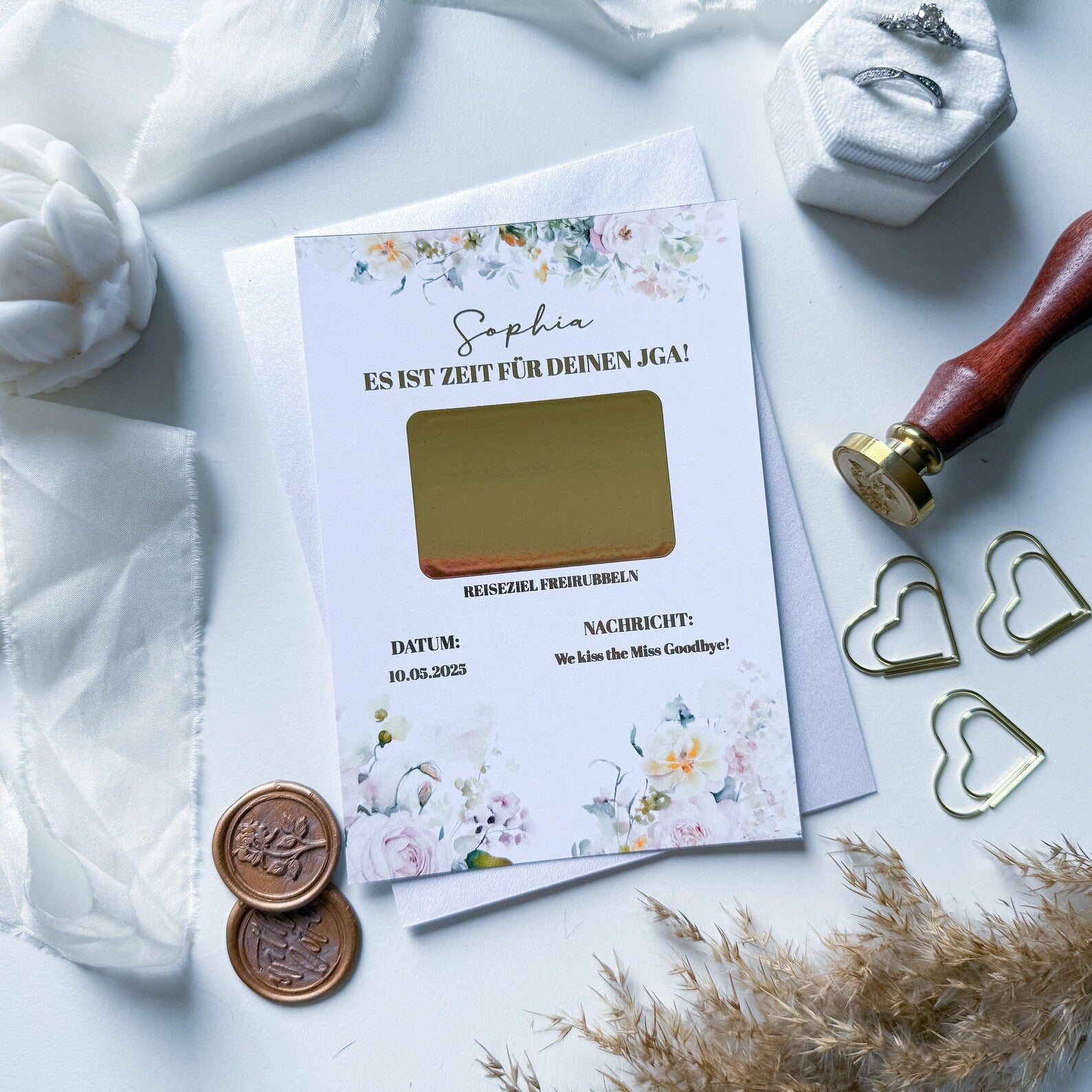 Der funkenschauer JGA Gutschein – Rubbelkarte A6 Vintage Rosé ist eine edle Reisegutschein-Karte auf rosegoldenem Perlmuttpapier mit goldener Rubbel-Fläche, perfekt dekoriert für kreative Geschenkideen zum Junggesellinnenabschied.