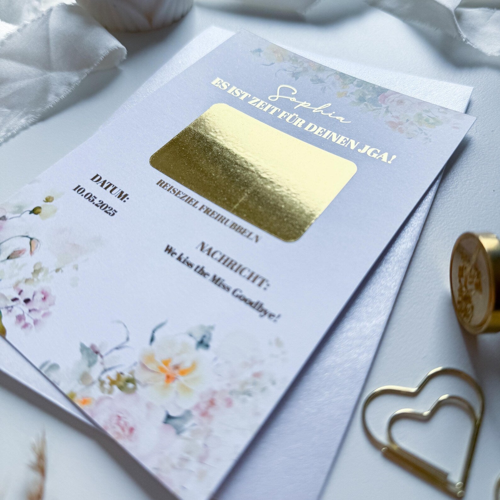 Der funkenschauer JGA Gutschein – Rubbelkarte A6 in Vintage Rosé ist eine florale Karte mit goldenen Akzenten und Rubbelfeld – perfekt als Reisegutschein oder Geschenkidee zum Junggesellinnenabschied (JGA).