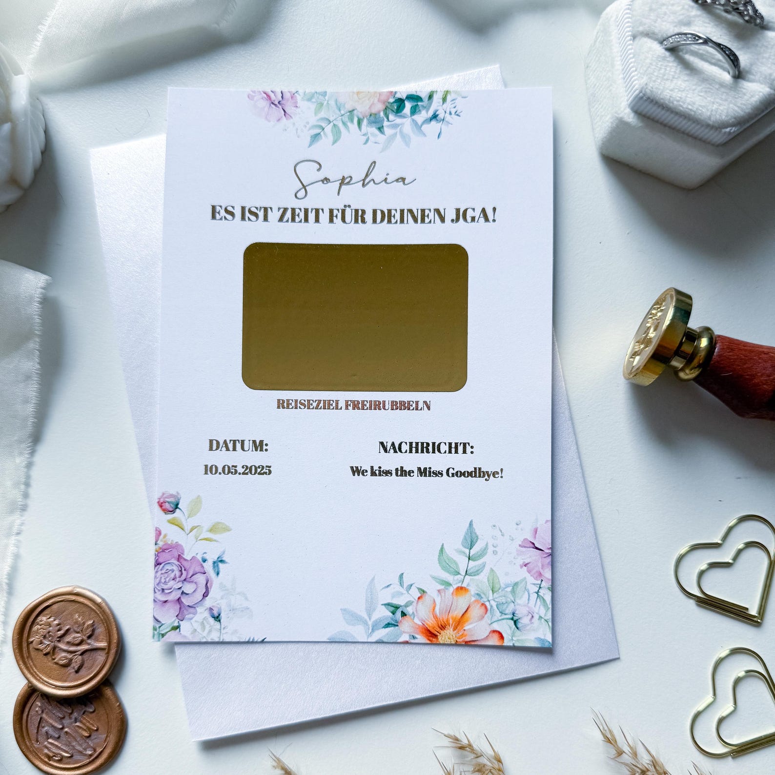 Der JGA Gutschein – JGA Frau Ideen von funkenschauer ist eine personalisierbare A6-Rubbelkarte mit floralem Eukalyptus-Design und goldenem Rubbelfeld, perfekt als Hochzeits- oder Reisegeschenk für Frauen, mit deutschem Text und eleganten Hochzeitsakzenten.