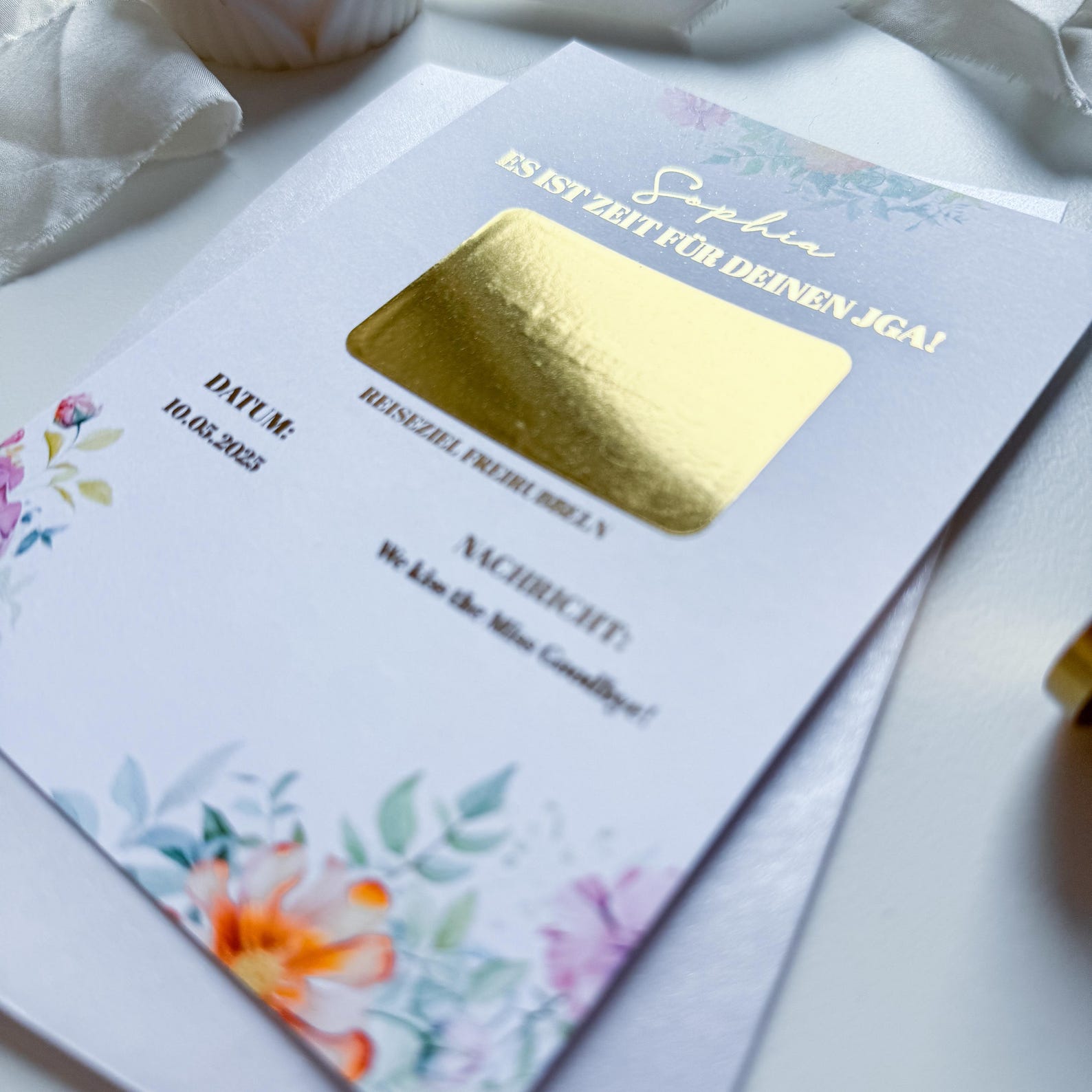 Der JGA Gutschein – JGA Frau Ideen von Funkenschauer verfügt über ein personalisierbares florales Design mit Goldfolie und dem deutschen Text „Es ist Zeit für deinen JGA!“ – Perfekt als Geschenkidee für Reisen und Wochenendtrips.