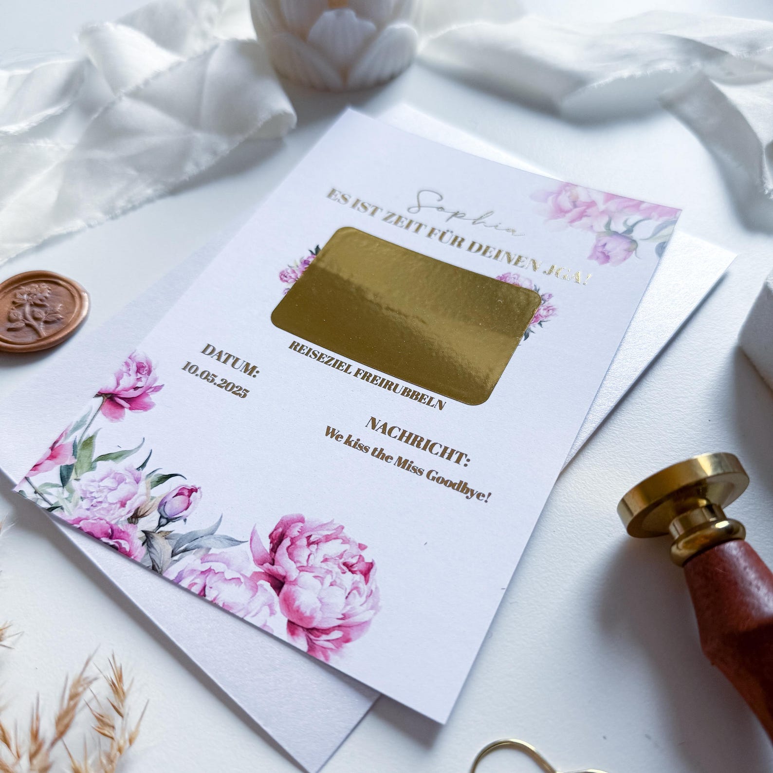 Der JGA Gutschein – Reisegutschein verschenken von Funkenschauer ist eine florale Rubbelkarte „Pfingstrosenzauber“ im A6-Format – perfekt als stilvolles JGA-Geschenk für die zukünftige Braut, mit rosa Pfingstrosen, Goldfolie und elegantem Schriftzug für echte Boho-Vibes.