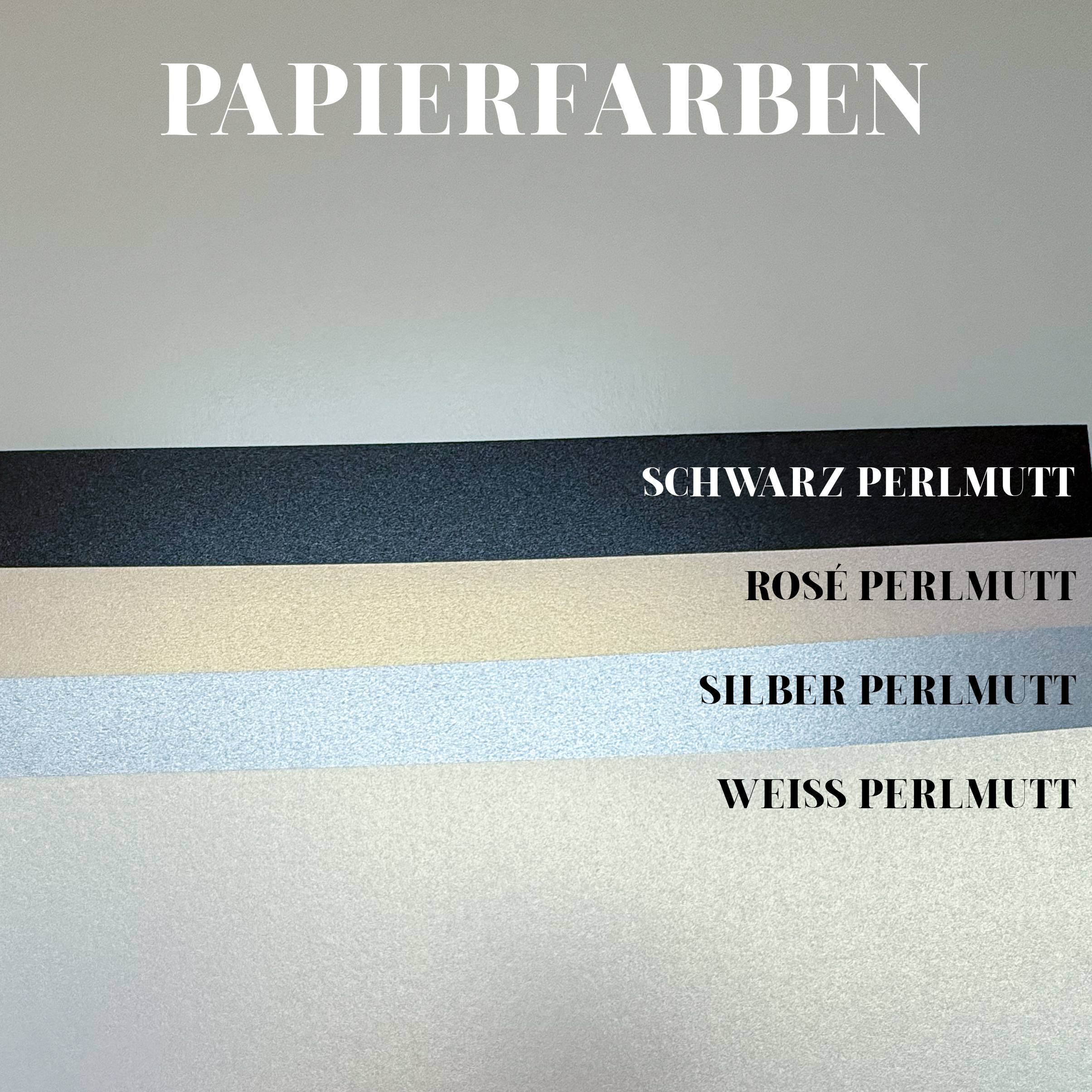 Auf einem Bild sind vier horizontale Streifen mit der Aufschrift „SCHWARZ PERLMUTT“, „ROSÉ PERLMUTT“, „SILBER PERLMUTT“ und „WEISS PERLMUTT“ unter der Überschrift „PAPIERFARBEN“ zu sehen, die an ein Reisepass-Design von funkenschauers Urlaub verschenken erinnern, einem personalisierten Reisegutschein.