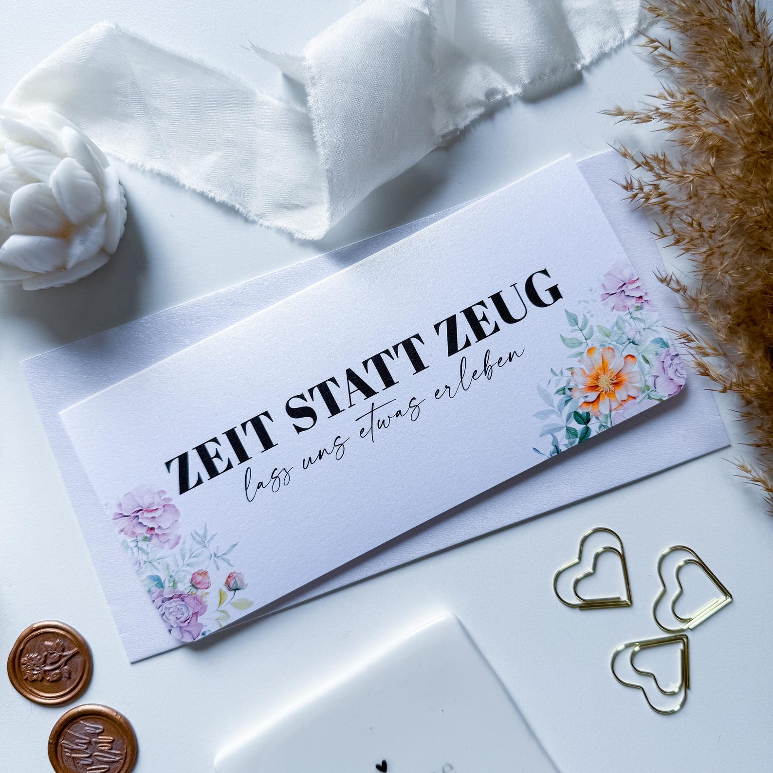 Die funkenschauer "Zeit statt Zeug" Rubbelkarte zum Aufklappen ist ein personalisierter Gutschein für gemeinsame Zeit - mit floralem Print, Herz-Clips, Wachssiegel, weißer Blüte und Pampasgras als besonderes Geschenk oder Erlebnisgutschein.