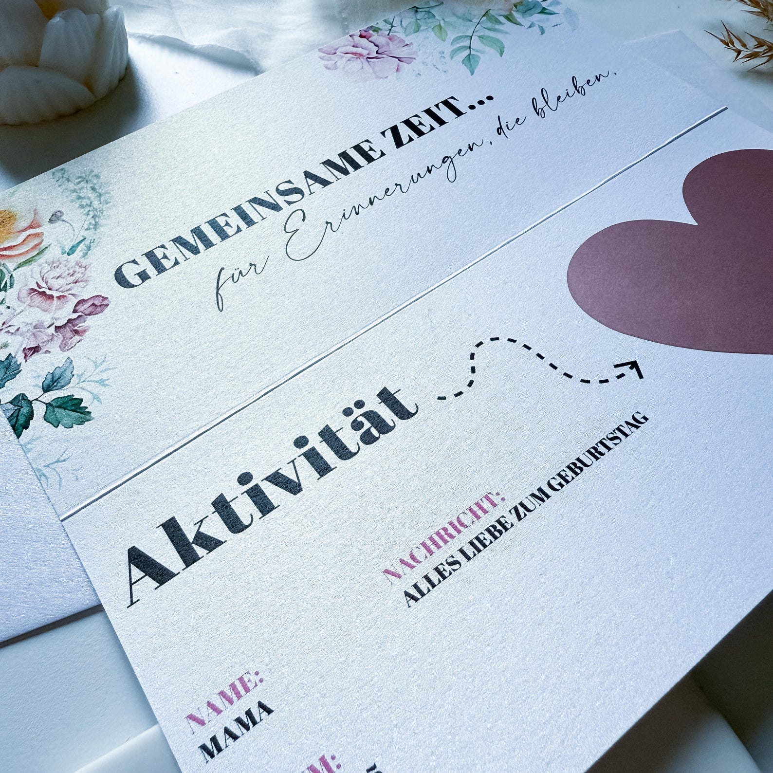 Eine Nahaufnahme der funkenschauer "Zeit statt Zeug" Rubbelkarte zum Aufklappen, einem personalisierten Gutschein mit floralem Design, Herz und dem Text "Gemeinsame Zeit" - das perfekte Geschenk für unvergessliche Erlebnisse.