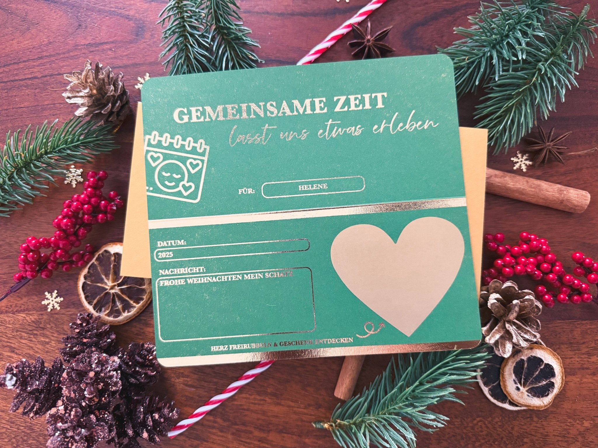 AUSSERGEWÖHNLICHE WEIHNACHTSGESCHENKE von funkenschauer: Personalisierter Gutschein "Zeit statt Zeug" als Rubbelkarte in Grün-Gold, mit Platz für Namen, Datum und Nachricht - das ideale Geschenk für gemeinsame Zeit zu Weihnachten.