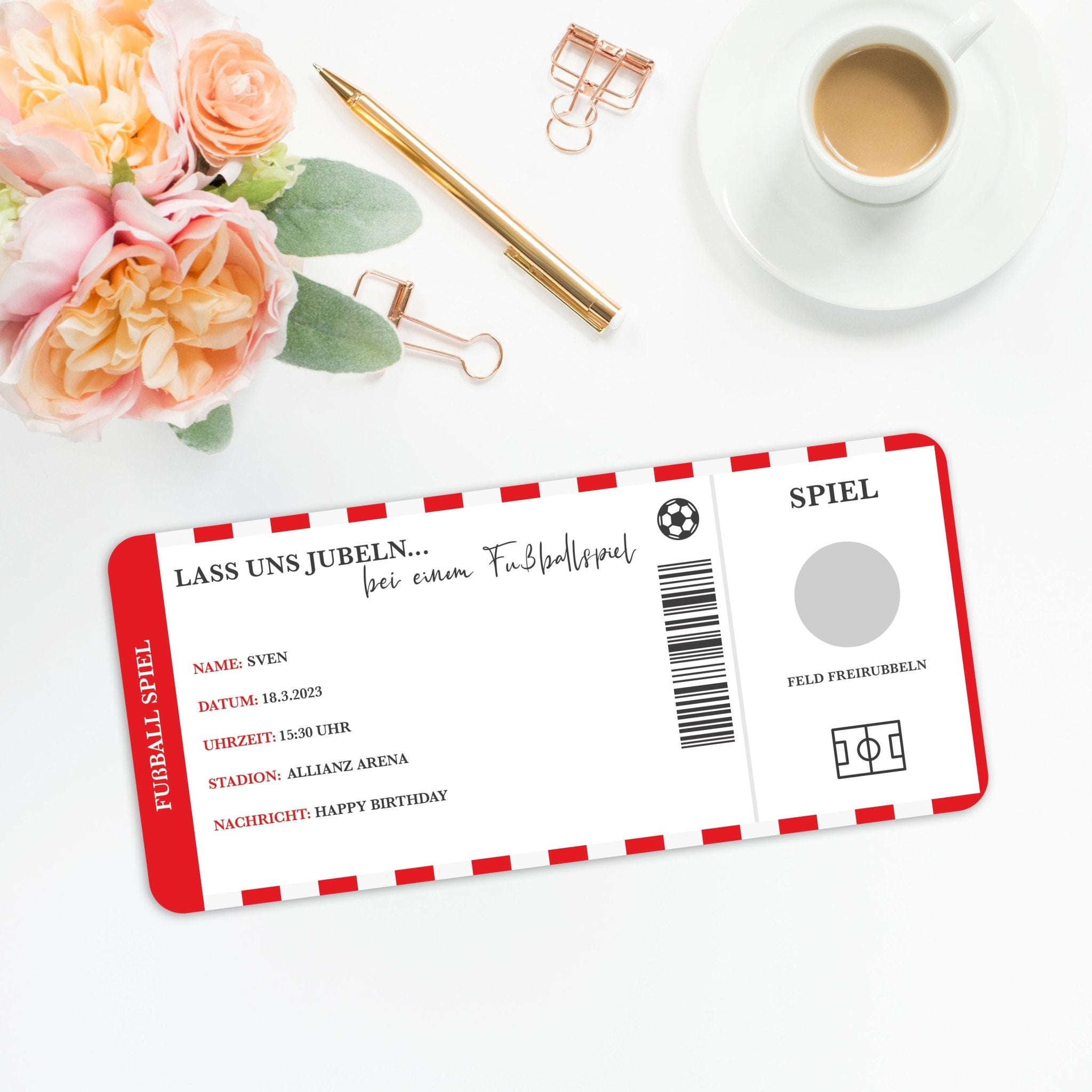 Ein Funkenschauer-Gutschein für Fußballspiel liegt auf einer weißen Fläche mit roten und weißen Streifen, einem Fußballsymbol und deutschen Details. Es ist umgeben von einem Blumenarrangement, einer Kaffeetasse, einem Stift, einer Büroklammer und einer Heftklammer – perfekt als Geschenk für Fußballfans im Ticket-Stil mit Rubbelfeld.