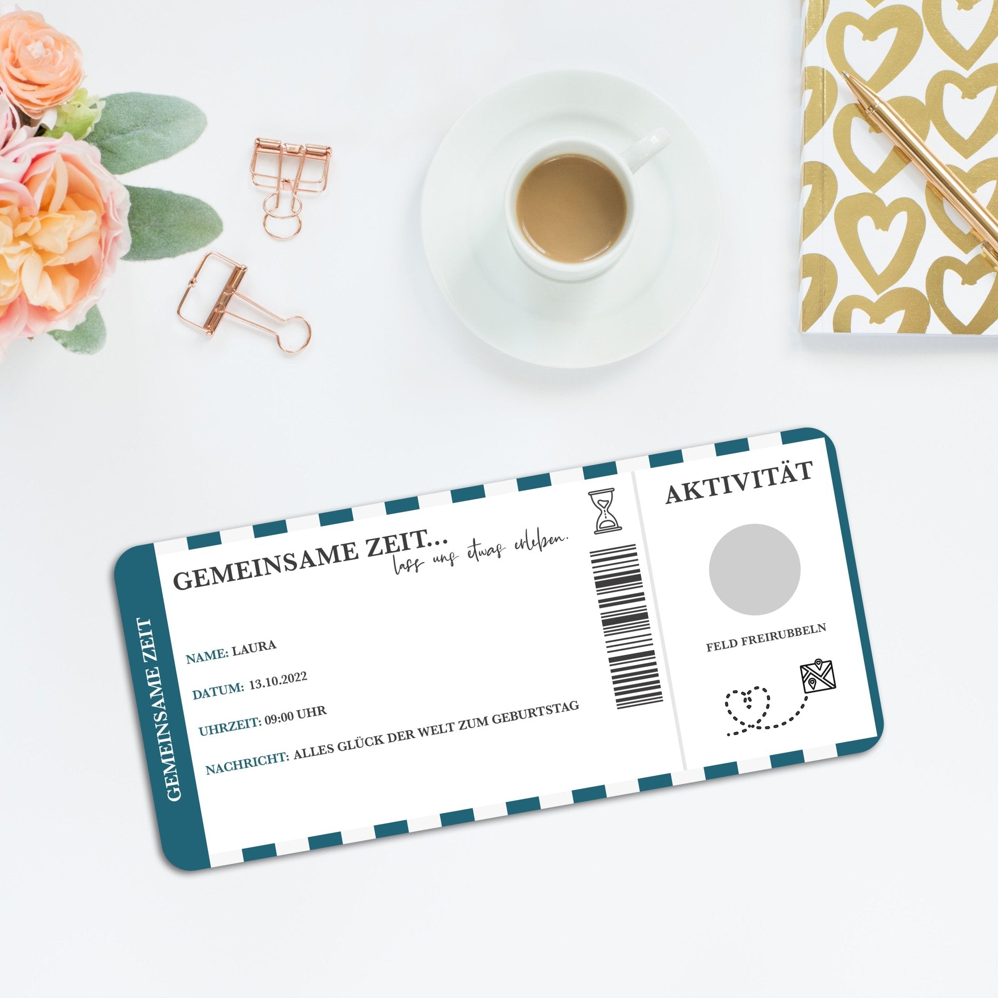 Der „Zeit statt Zeug“-Gutschein von funkenschauer präsentiert sich mit Blumenmotiv, einer Kaffeetasse und einem goldgemusterten Notizbuch. Er ähnelt einem Ticket mit Feldern für Name, Datum, Uhrzeit und Aktivität auf Deutsch – ideal für personalisierte Geschenke rund um gemeinsame Erlebnisse.