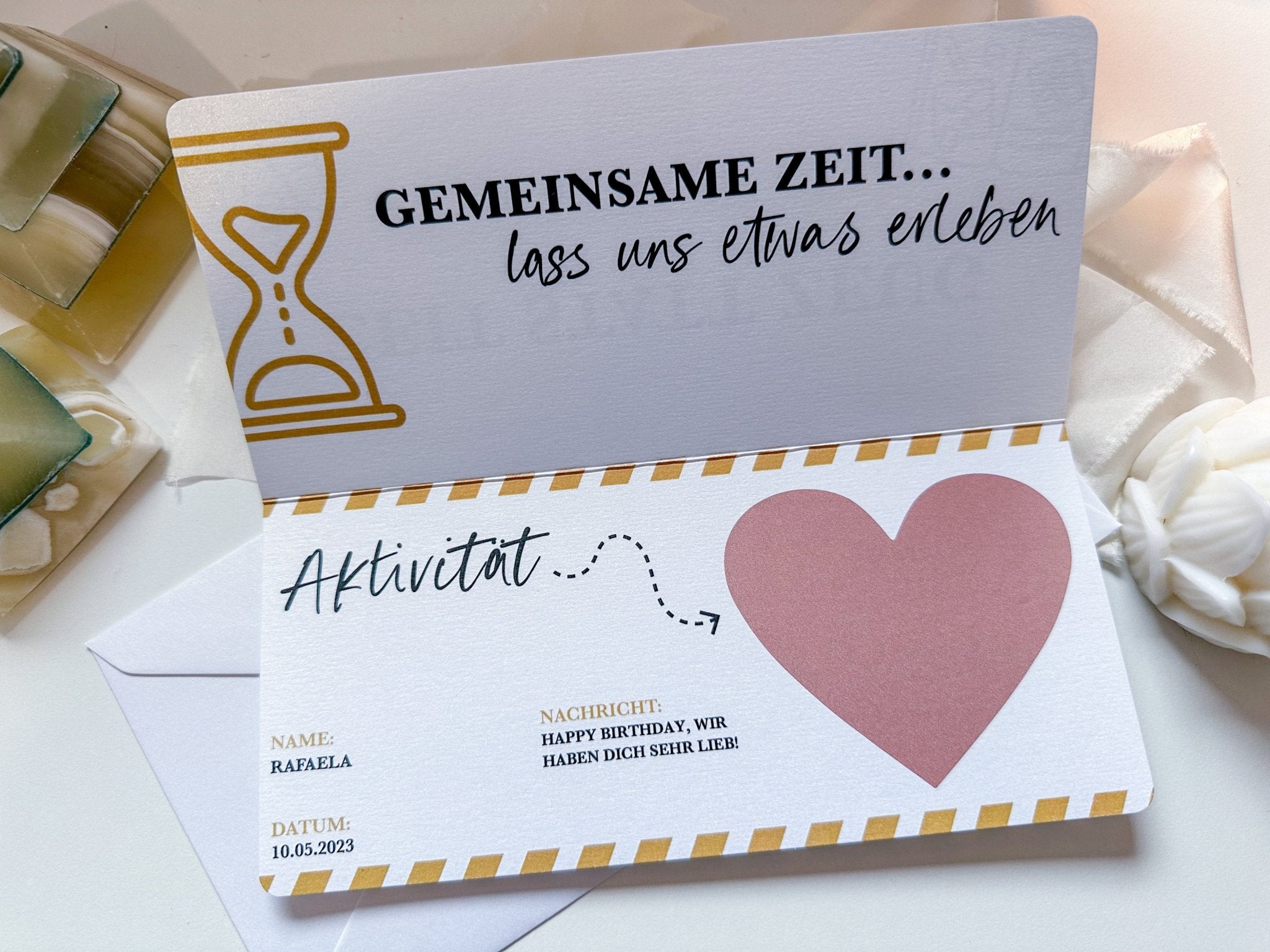 Der funkenschauer Zeit statt Zeug Gutschein ist eine personalisierbare, aufklappbare Rubbelkarte mit Goldsand-Uhr und pinkem Herz. Text: „Gemeinsame Zeit... lass uns etwas erleben“. Perfekt für unvergessliche Erlebnisse, in 17 Farben erhältlich.