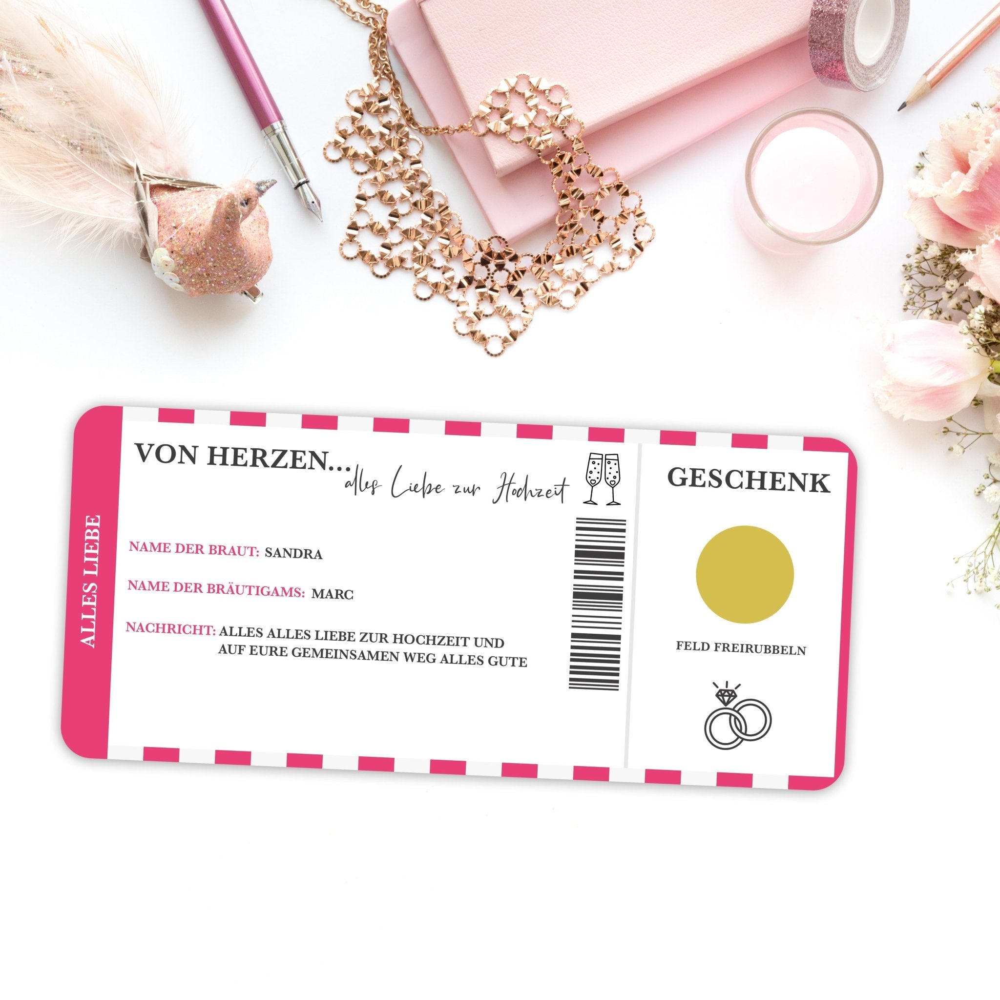 Auf einem Tisch mit Hochzeitsmotiven liegt die funkenschauer-Karte „Hochzeitsgeschenk personalisiert“ – ein Gutschein im Stil einer Eintrittskarte mit rosa Rändern, Namensplatzhaltern, einem Barcode und einem goldenen Kreis. Daneben liegen ein Stift, eine Goldkette und rosa Blumen – ideal, um das perfekte personalisierte Geschenk für Brautpaare zu basteln.