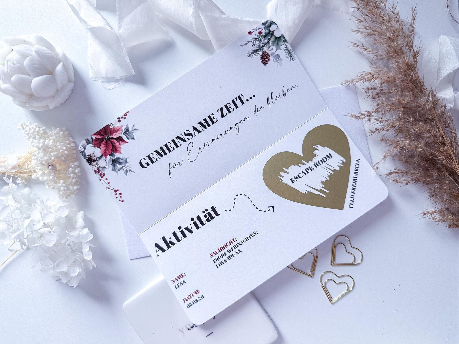 Der funkenschauer Zeit statt Zeug Gutschein Weihnachten ist ein personalisierter Gutschein mit floralem Design und Goldherz für gemeinsame Zeit, z.B. ein Escape Room - die perfekte Weihnachtskarte für unvergessliche Erinnerungen.