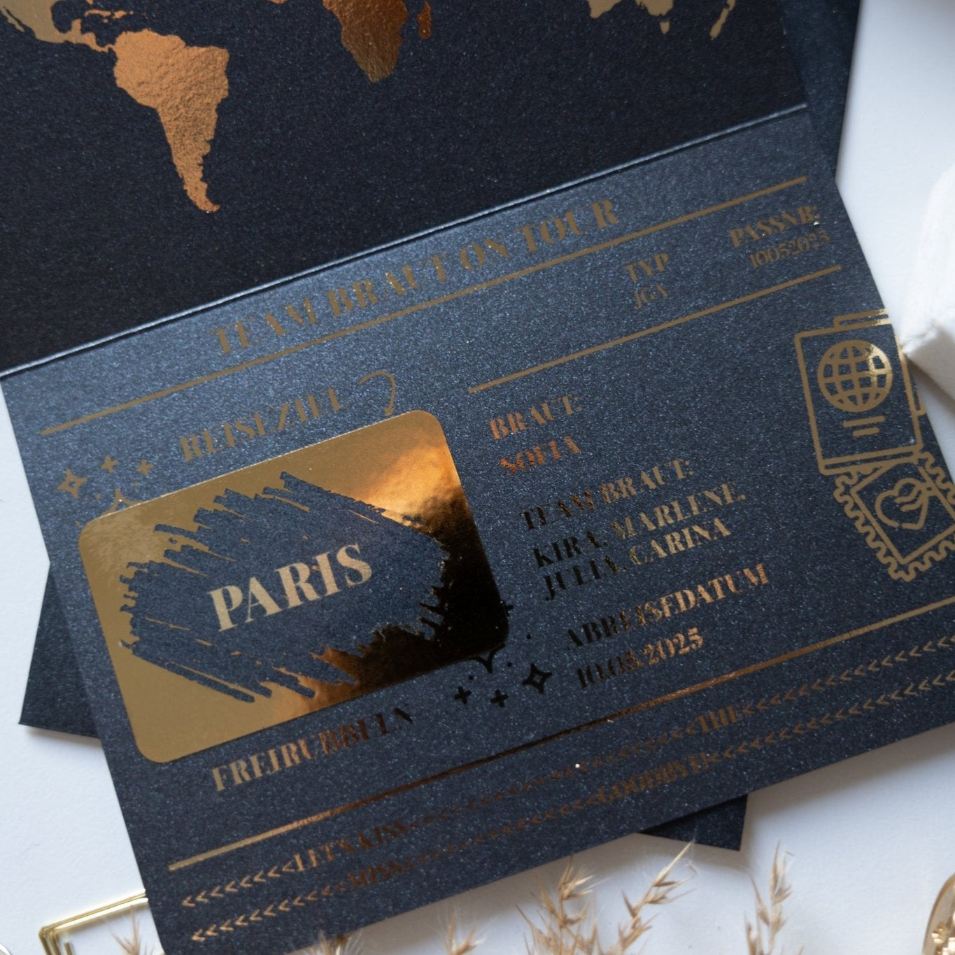 Eine Nahaufnahme einer schwarzen Funkenschauer-Einladung mit goldenem Text, einer Karte und einem Eiffelturm-Design. „PARIS“ in Gold glänzt, perfekt für den Junggesellinnenabschied oder als Teil des JGA Frau Ideen – personalisierter Reisegutschein, verkörpert ein elegantes Schwarz-Gold-Thema.