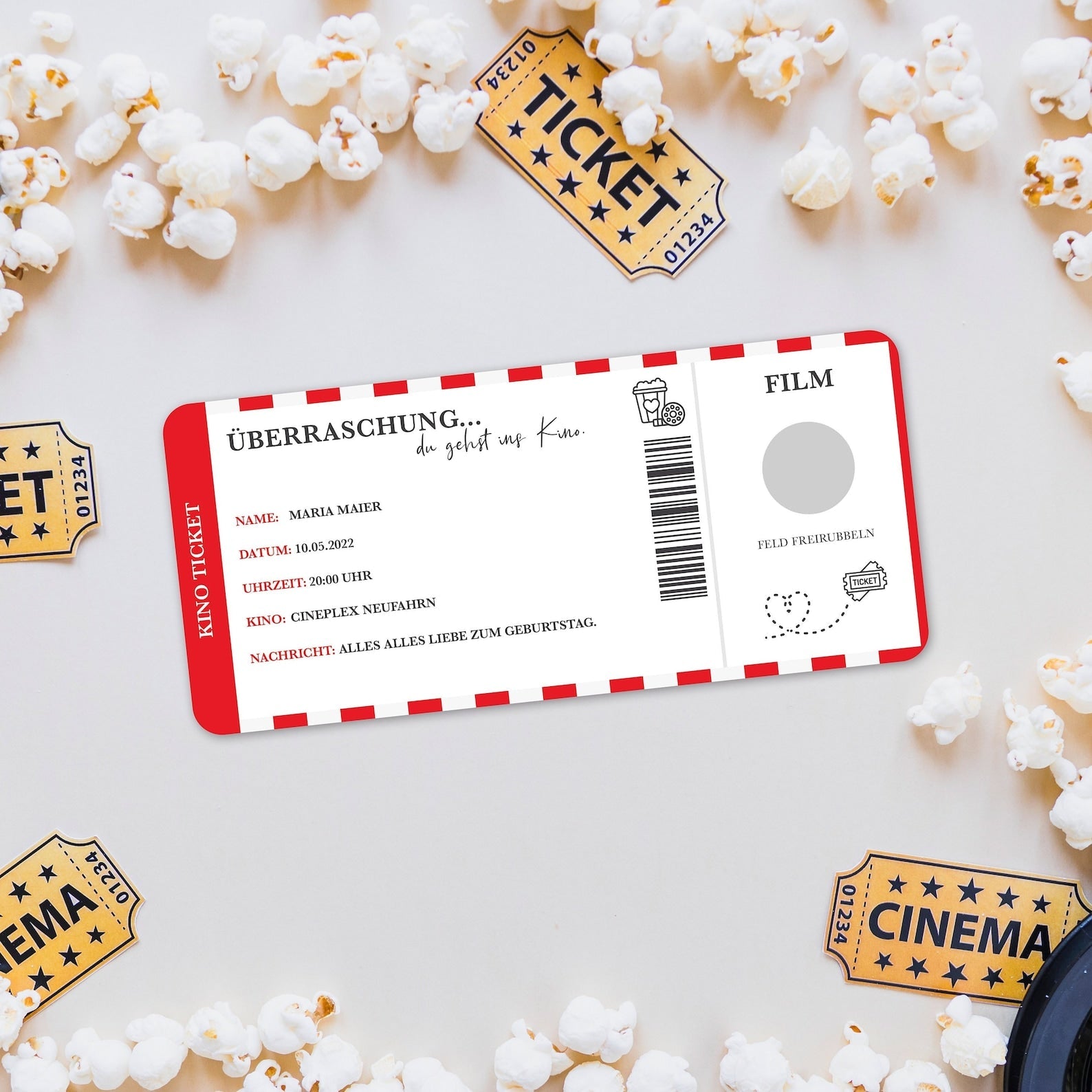Der Gutschein für Kino von Funkenschauer im rot-weiß gestreiften Design liegt zwischen Popcorn und Kinokarten auf einer weißen Fläche. Mit personalisierten Details wie Namen und Theatern sind es perfekte personalisierte Geschenke für unvergessliche Filmabende.
