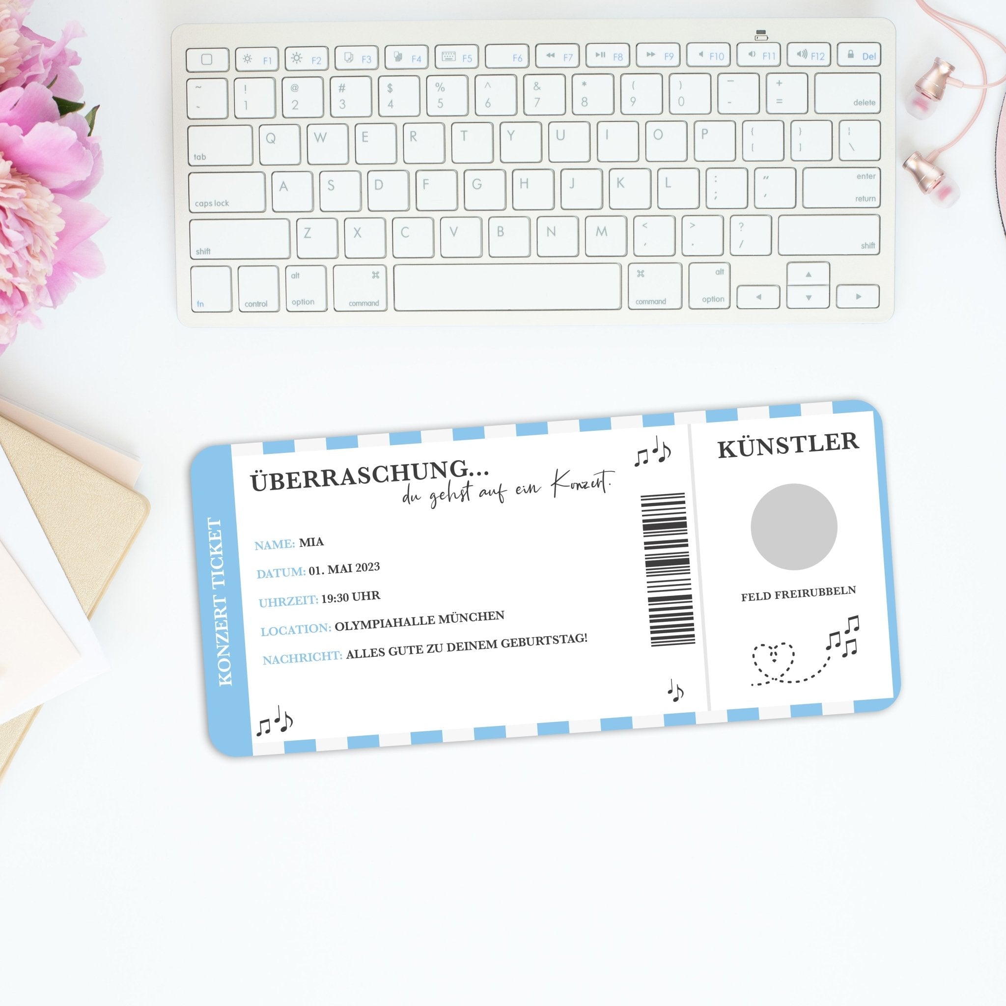 Auf einem Schreibtisch mit Tastatur und rosa Blumen liegt ein Funkenschauer-Konzert-Gutschein. Es verfügt über einen blauen Rand, Musiknoten, deutschen Text und das Konzertdatum 30. Mai 2023 in der Olympiahalle München. Es handelt sich um ein personalisiertes Konzertticket-Geschenk mit einer Geburtstagsnachricht.
