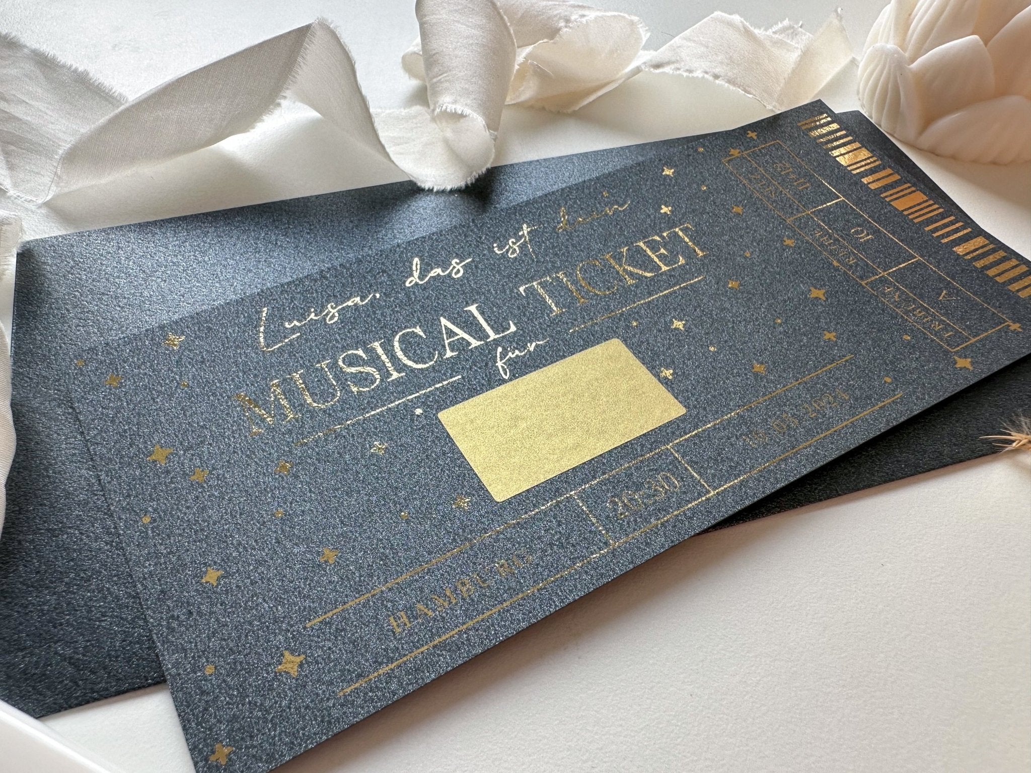 Musical Ticket Personalisierbar BLACK EDITION | Rubbelkarte | Eventgutschein | Musical Besuch | Der König der Löwen | Tarzan | Rubbellos - funkenschauer