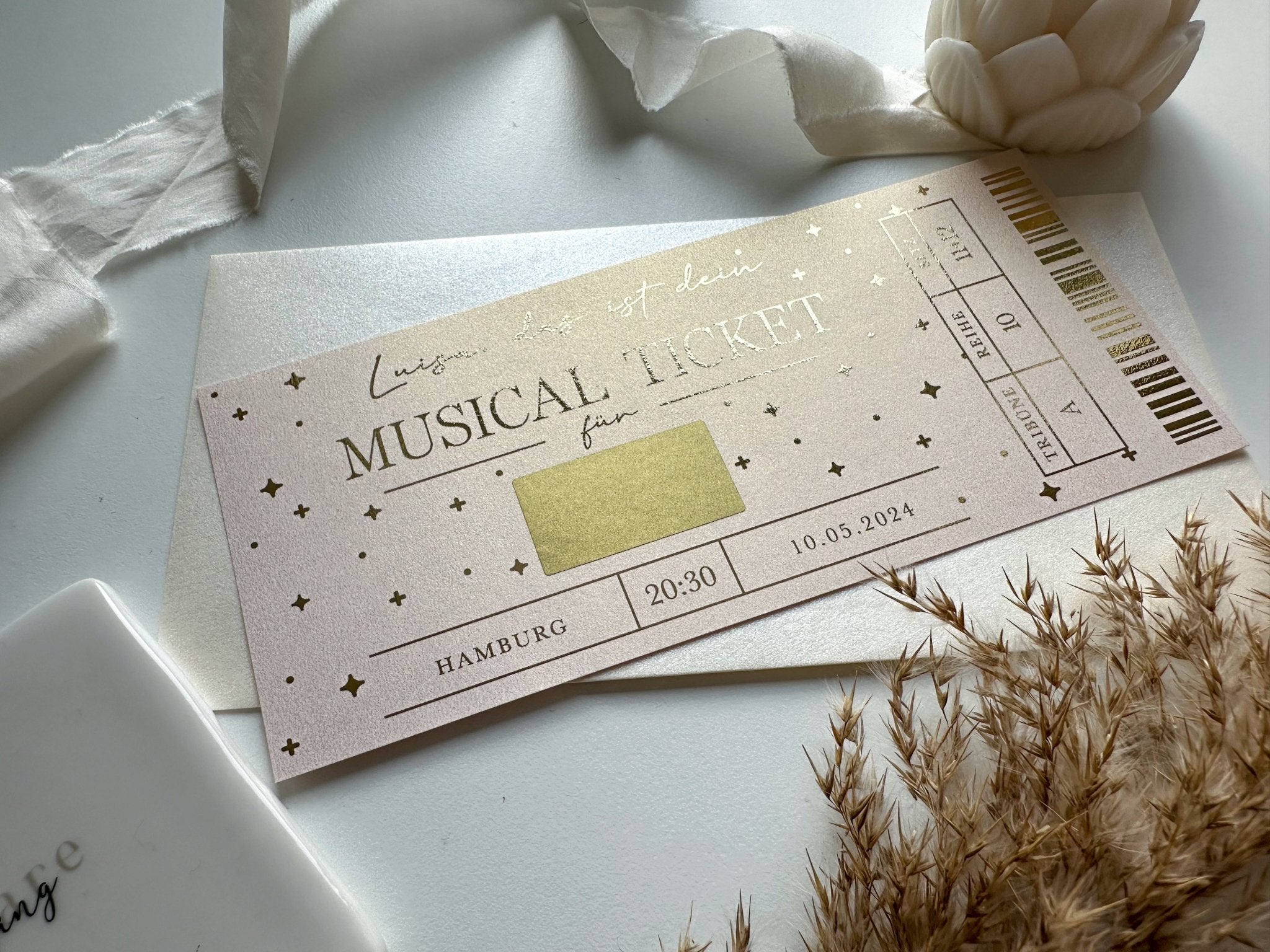 Musical Ticket Personalisierbar ROSÉ EDITION | Rubbelkarte | Eventgutschein | Musical Besuch | Der König der Löwen | Tarzan | Rubbellos - funkenschauer