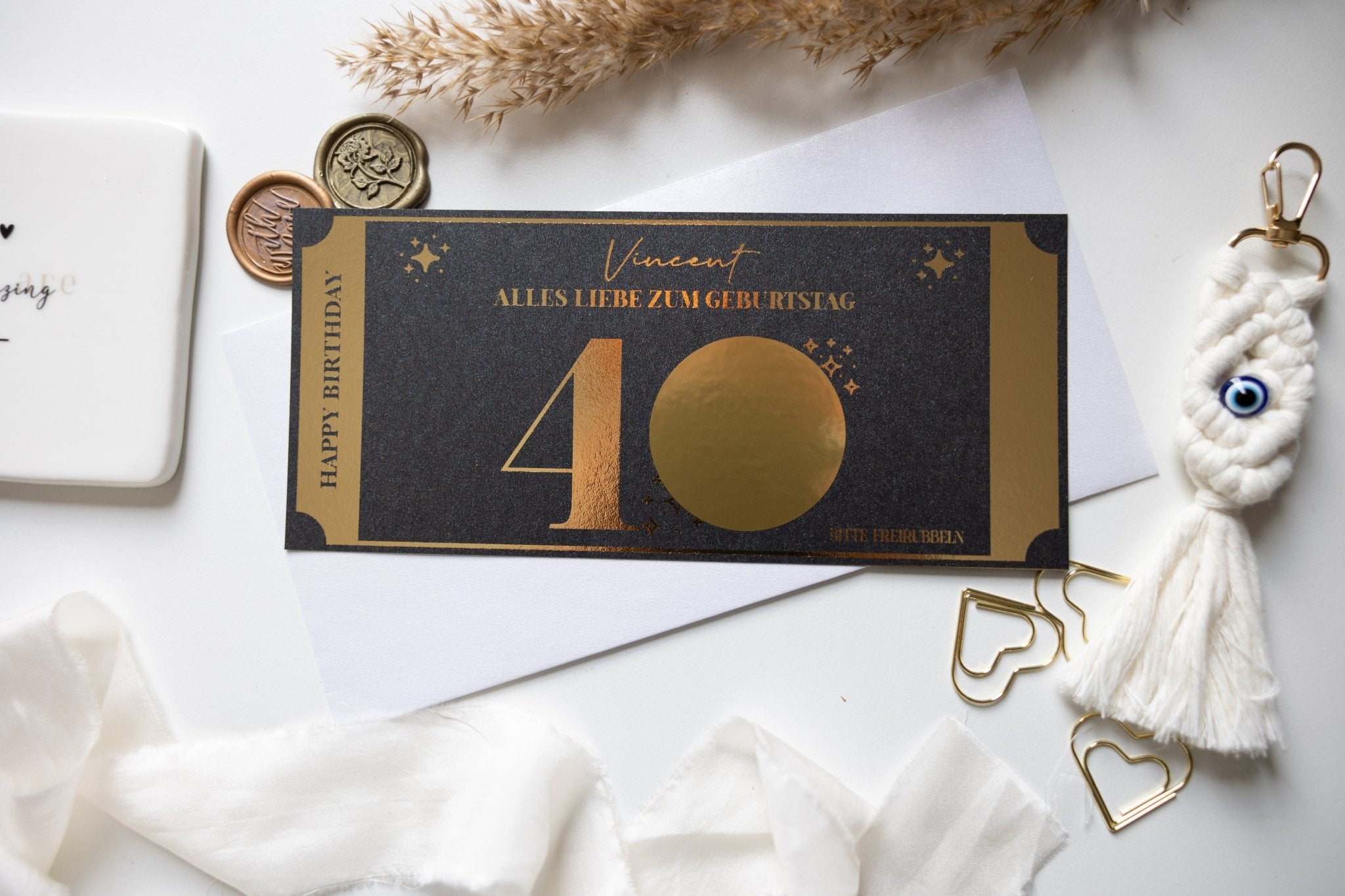 Ein schwarz-goldener Personalisierter Geburtstagsgutschein mit Rubbelfeld für runde Geburtstage auf schwarzem Papier mit goldener Veredelung
