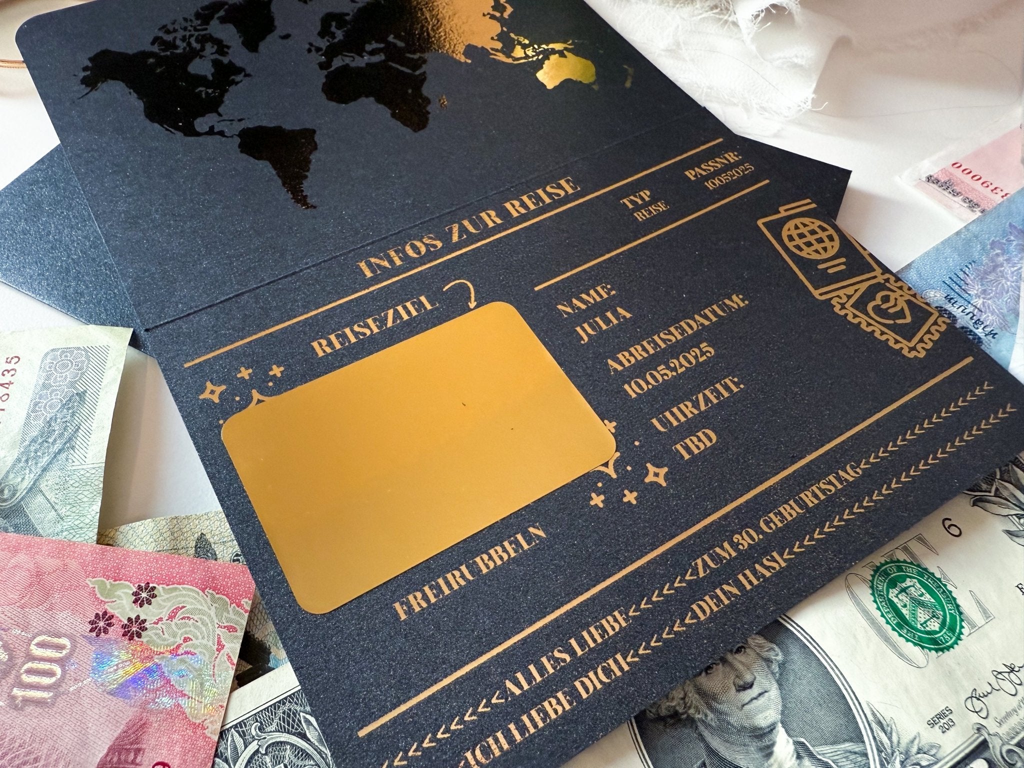 Das funkenschauer-Produkt „Urlaub verschenken“ ist eine personalisierte Reisekarte in Schwarz und Gold mit einer Weltkarte, Feldern für Name, Abflughafen, Zielort und internationalen Währungen wie Dollar und Euro im einzigartigen Reisepass-Design.