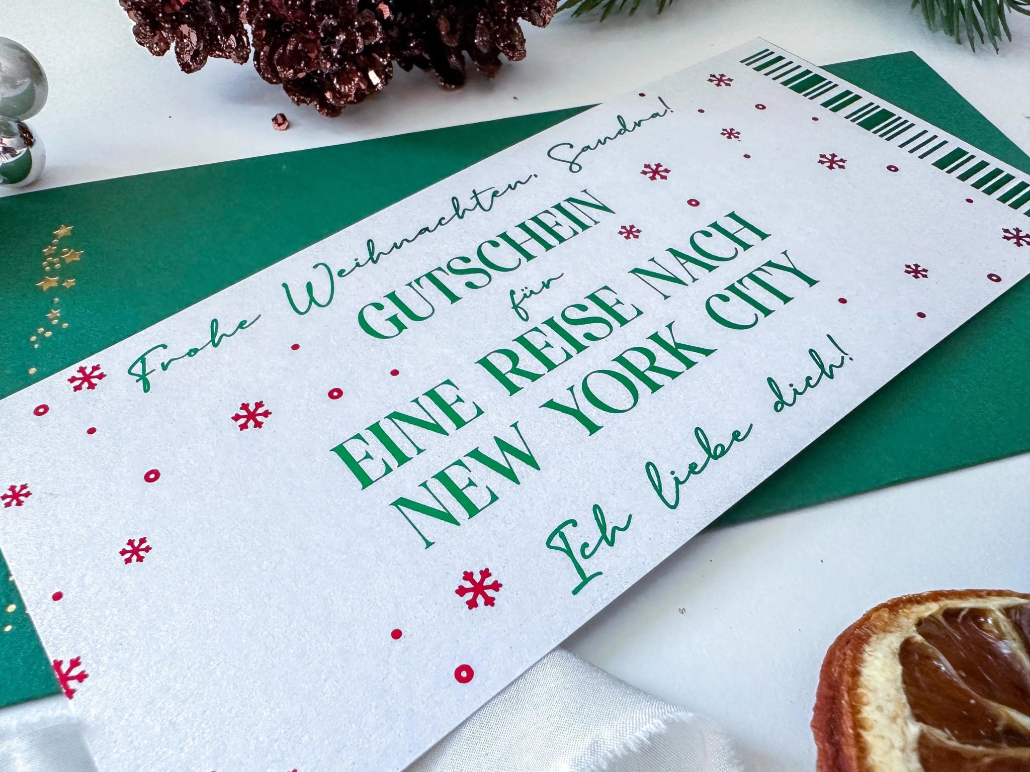 Eine funkenschauer Rubbelkarte aus der Reihe "EINZIGARTIGE WEIHNACHTSGESCHENKE": Personalisiert als Gutschein fΓΌr eine Reise nach New York City, verpackt im grΓΌnen Umschlag - die originelle Γberraschung zu Weihnachten!.
