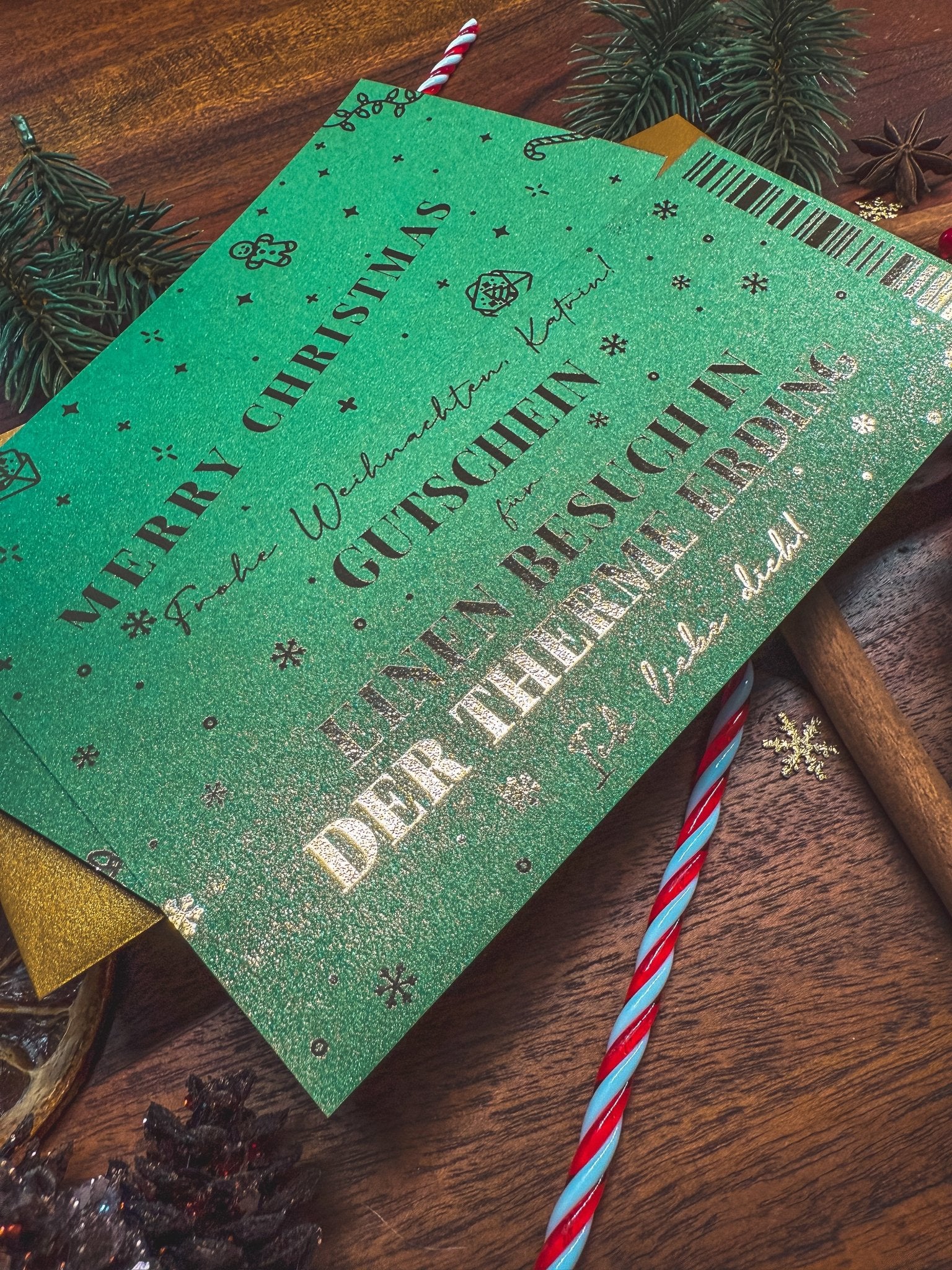 Auf einem Holztisch mit Tannenzweigen und Leckereien, inspiriert die PERSÖNLICHE WEIHNACHTSGESCHENKE personalisierte Rubbelkarte von funkenschauer zu kreativen Geschenkideen: Zeit statt Zeug-perfekt für Weihnachten!.