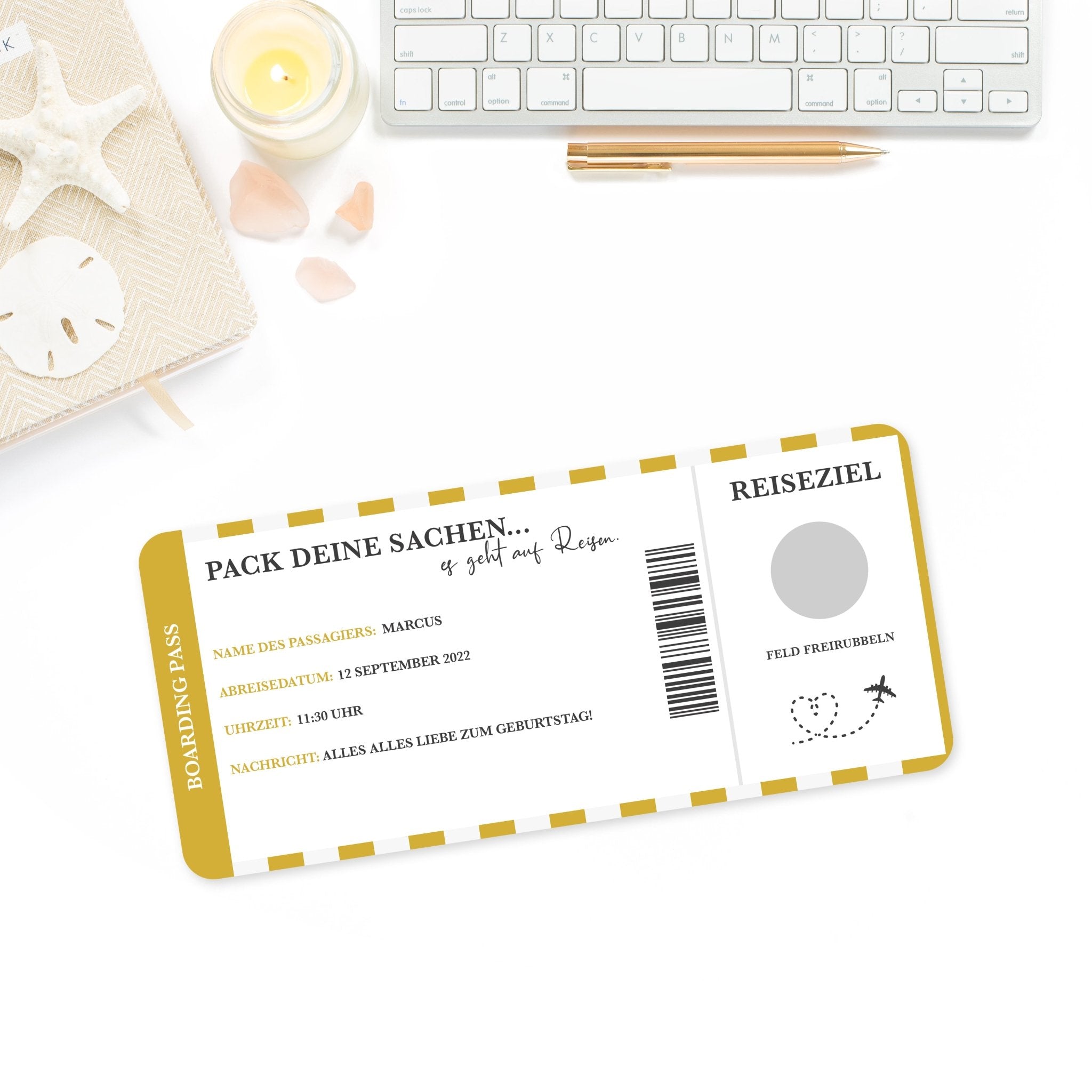 Ein funkenschauer Reisegutschein für Reiseliebhaber liegt auf einer weißen Fläche mit Tastatur, Kerze und Muscheln. Dieser personalisierte Reisegutschein verfügt über goldene Akzente, einen Barcode und deutschen Text.