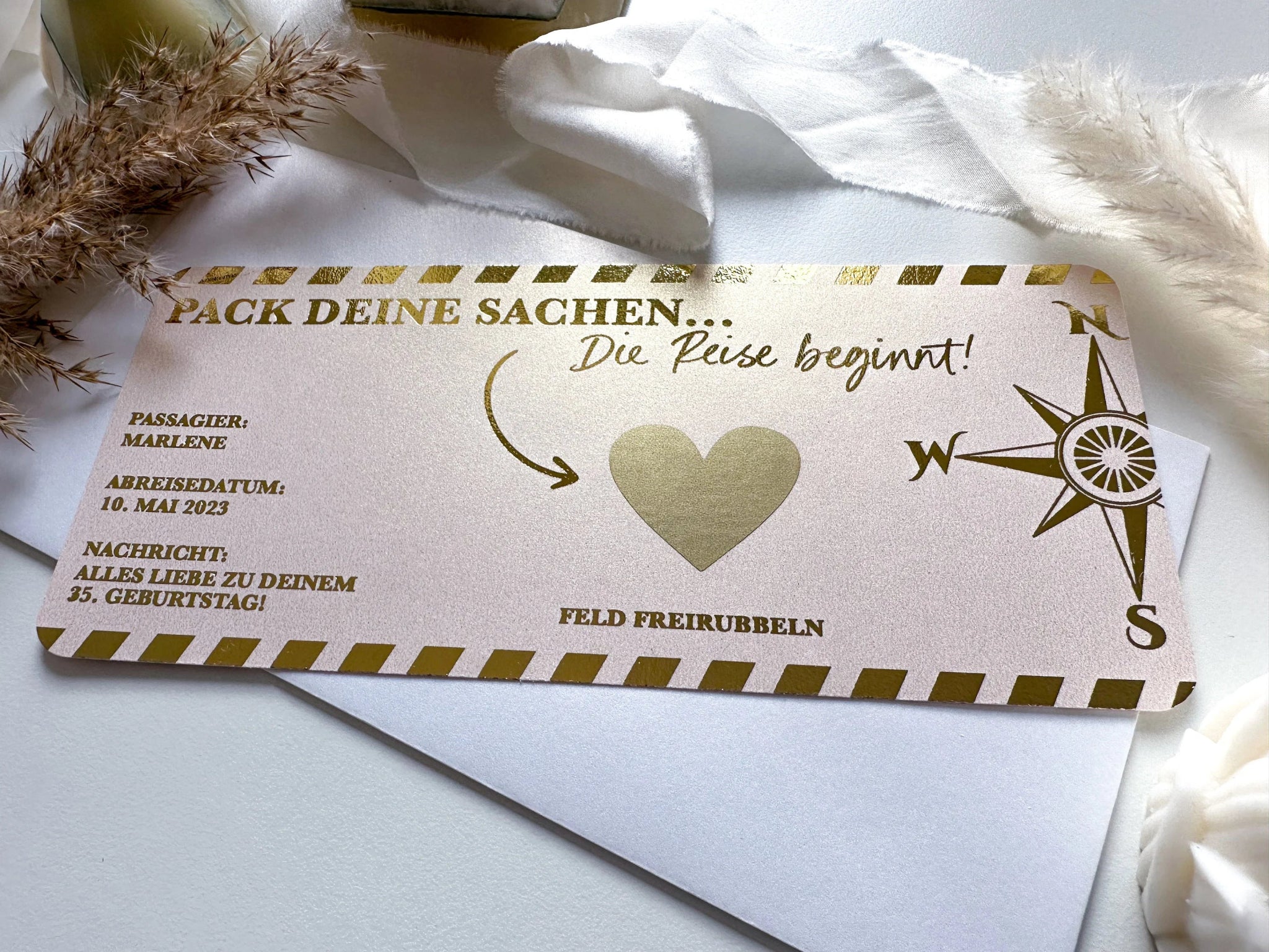Die funkenschauer Reisegutscheine zum Verschenken sind personalisierte Bordkarten mit Rubbelfeld aus Roségold-Perlmuttpapier mit Herz, Kompass und dem Text „Pack deine Sachen... Die Reise beginnt!“ – ein ideales Geschenk für Reiseliebhaber.