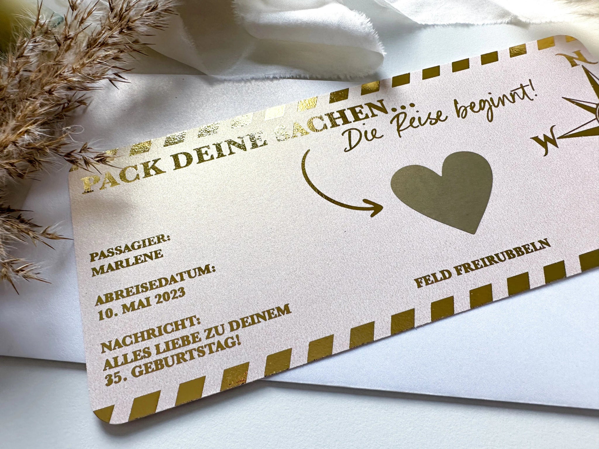 Überraschen Sie Marlene mit einem funkenschauer Reisegutschein: eine deutsche Bordkarte zum Thema Reisen auf Roségold-Perlmuttpapier mit Goldakzenten, Rubbelherz, „Pack deine Sachen: Die Reise beginnt!“, Geburtstagsreise 10.05.2023 & Trockenblumendekor.