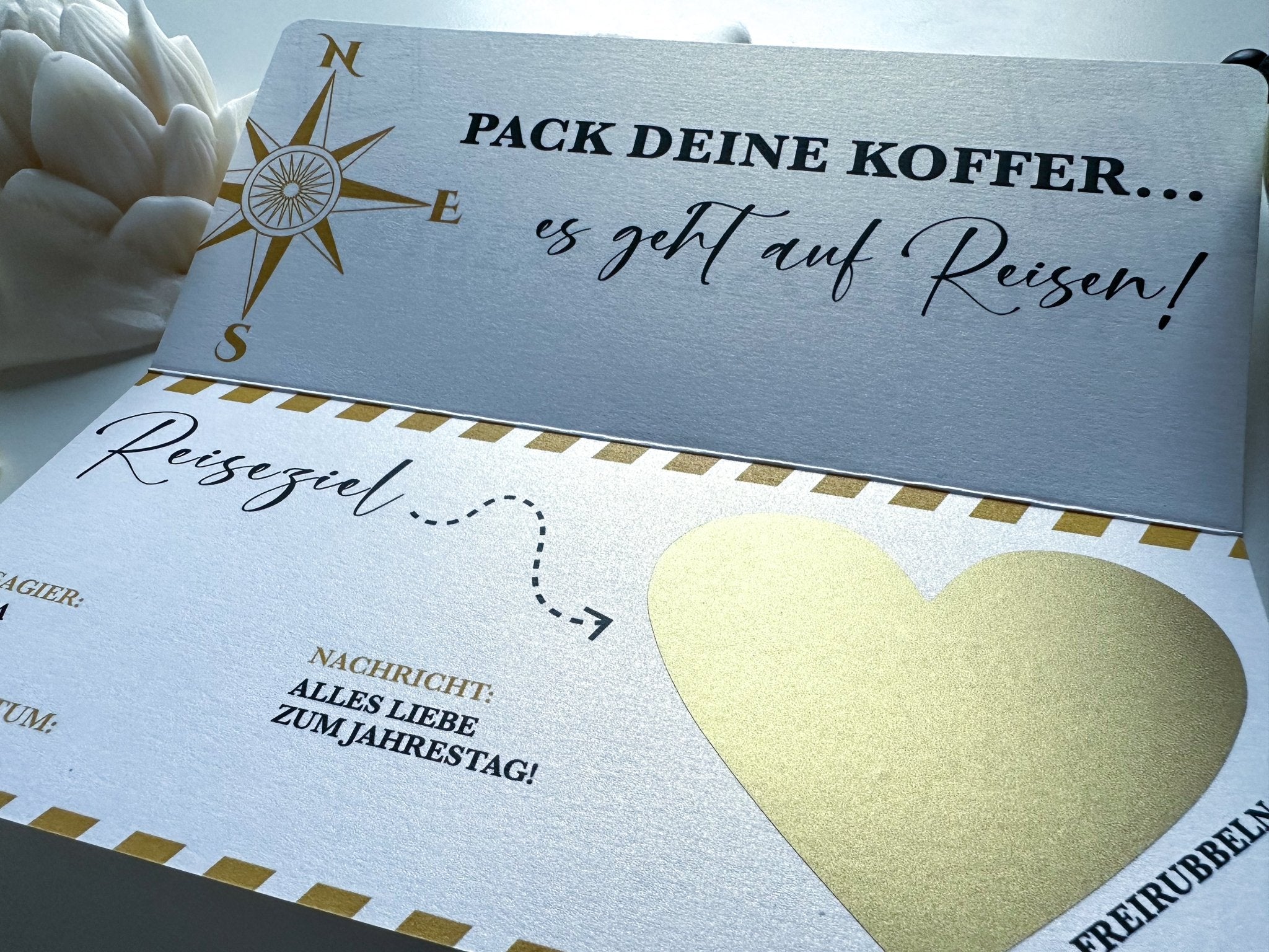 Die Karte „Reisegutschein zum verschenken“ von Funkenschauer ist reisemotiviert mit einem Kompass und dem Text „PACK DEINE KOFFER... es geht auf Reisen!“ Eine Innenkarte führt zu einem goldenen Herz mit der Aufschrift „Reiseziel“, ideal für eine Reisegutschein-Nachricht.