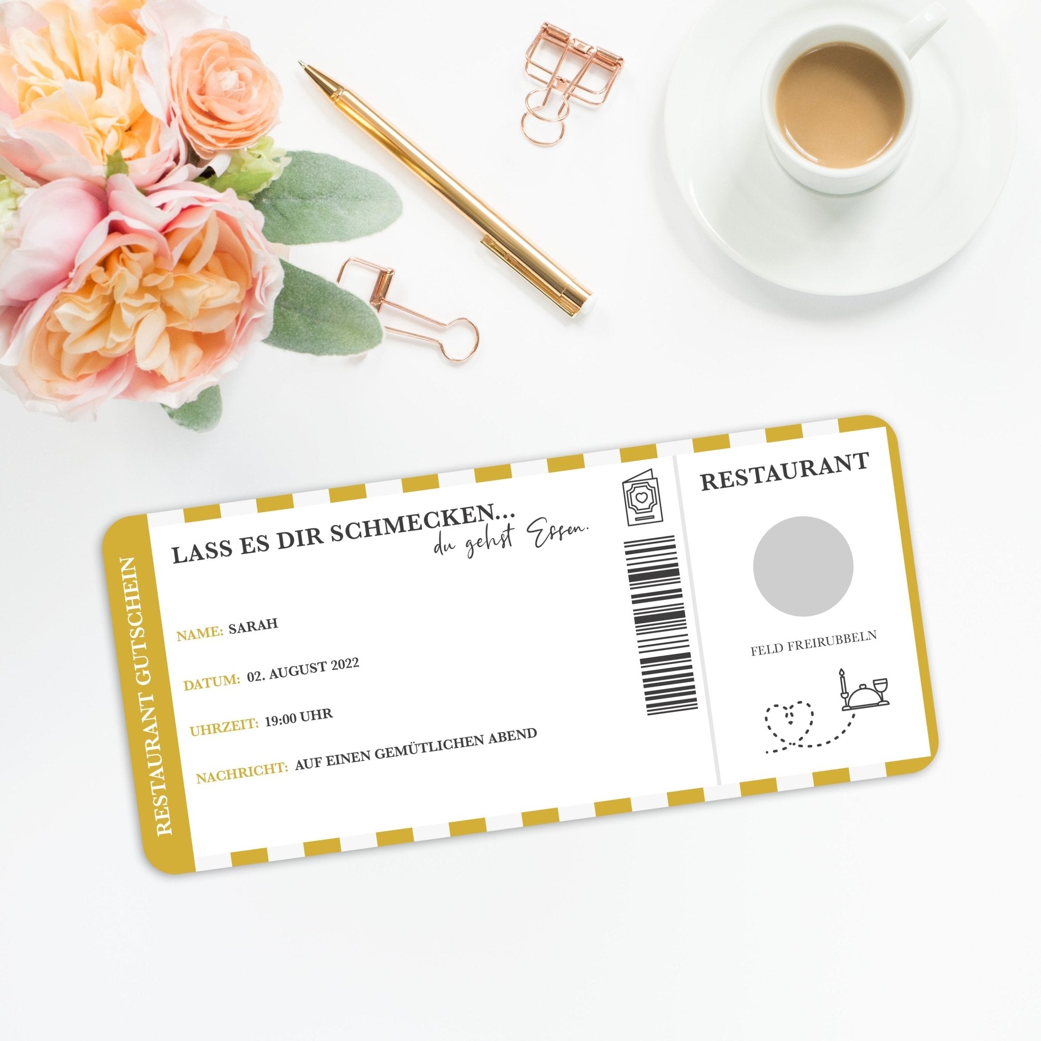 Ein für Kenner entworfener „Essen gehen“-Gutschein von Funkenschauer mit Feldern für Namen, Datum und Uhrzeit sowie dekorativen Goldakzenten liegt auf einem weißen Hintergrund, umgeben von rosa Blumen, einer Tasse Kaffee und kupfernen Büroklammern.