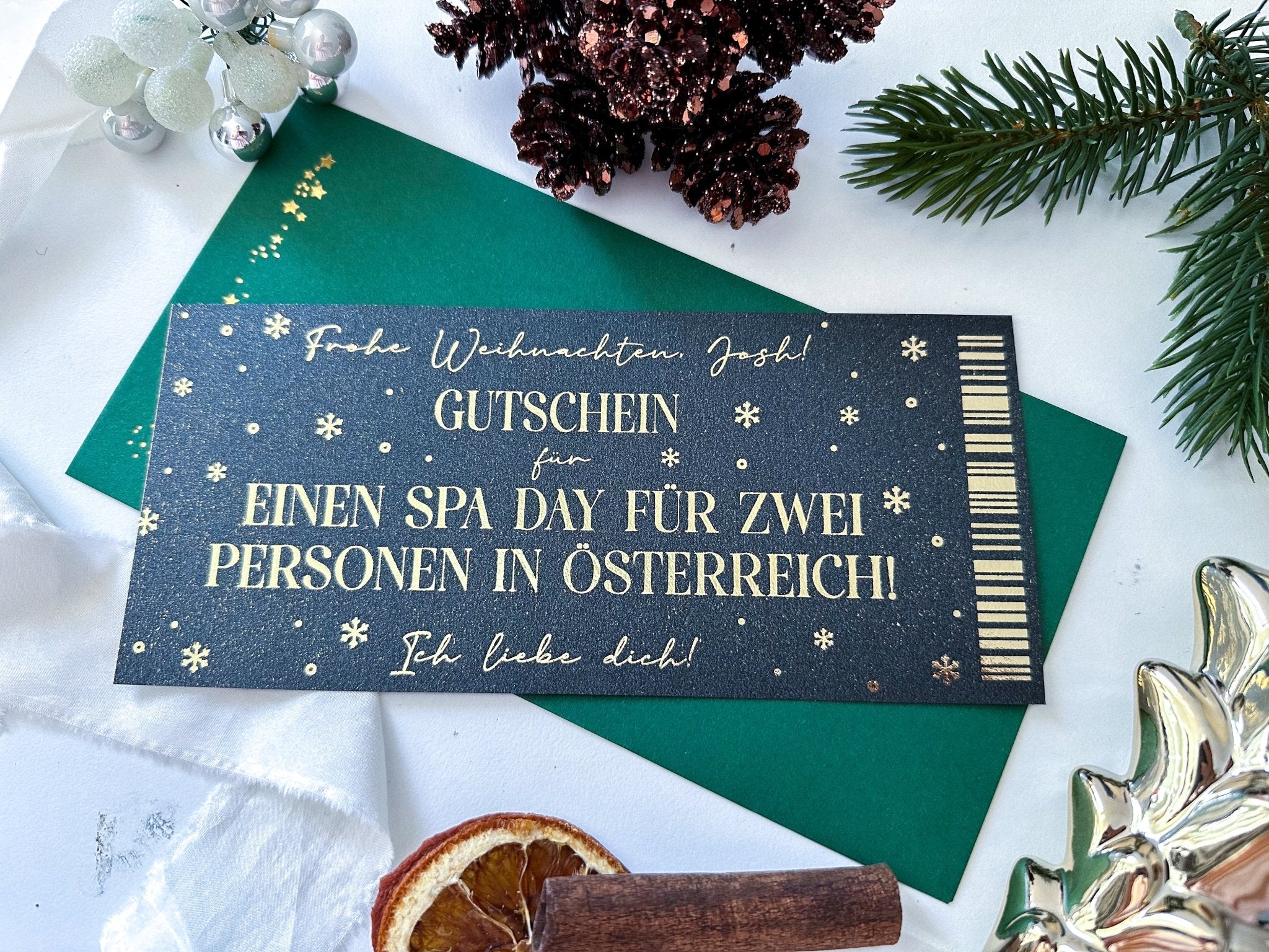 Die funkenschauer Geschenkkarte EXKLUSIVE WEIHNACHTSGESCHENKE | PERSONALISIERTER WEIHNACHTSGUTSCHEIN BLACK EDITION ist das kreative Weihnachtsgeschenk - edle Karte mit Goldschrift und grΓΌnem Umschlag fΓΌr festliche Γberraschungen.