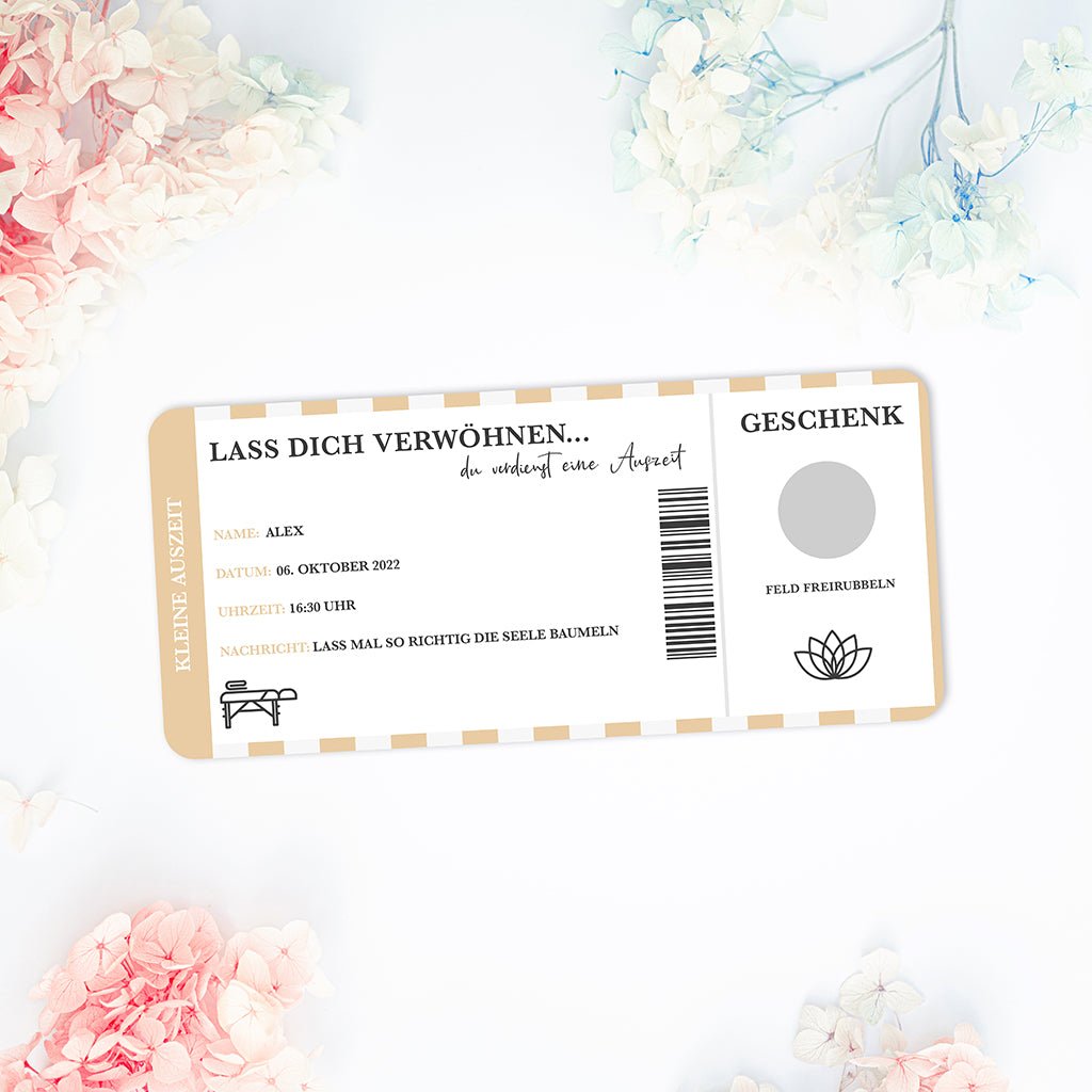 Der Wellness-Gutschein von funkenschauer ist eine personalisierte Rubbelkarte mit zartem Blumenmuster. Er enthält Textfelder für Name, Datum, Uhrzeit und Notizen, akzentuiert mit Blumen, einem kreisförmigen Symbol und einem kleinen Blumenlogo am unteren Rand. Perfekt für Massagen, Spas, Thermen oder Wellnesshotels.