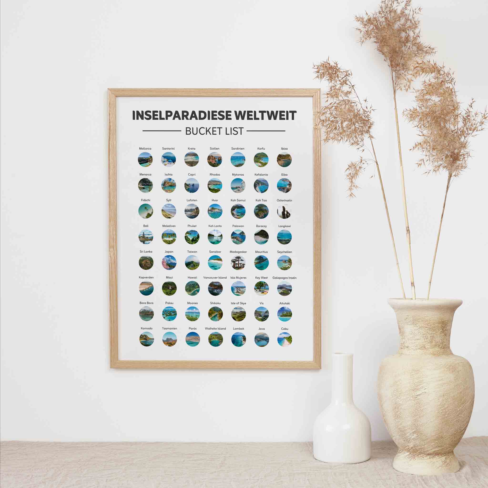 Das funkenschauer Rubbelposter Inselparadiese weltweit Bucketlist Poster mit atemberaubenden Inseldestinationen wird an einer weißen Wand neben beigen Vasen mit getrockneten Gräsern ausgestellt - perfekt als Reisegeschenk oder Dekoration für Globetrotter.