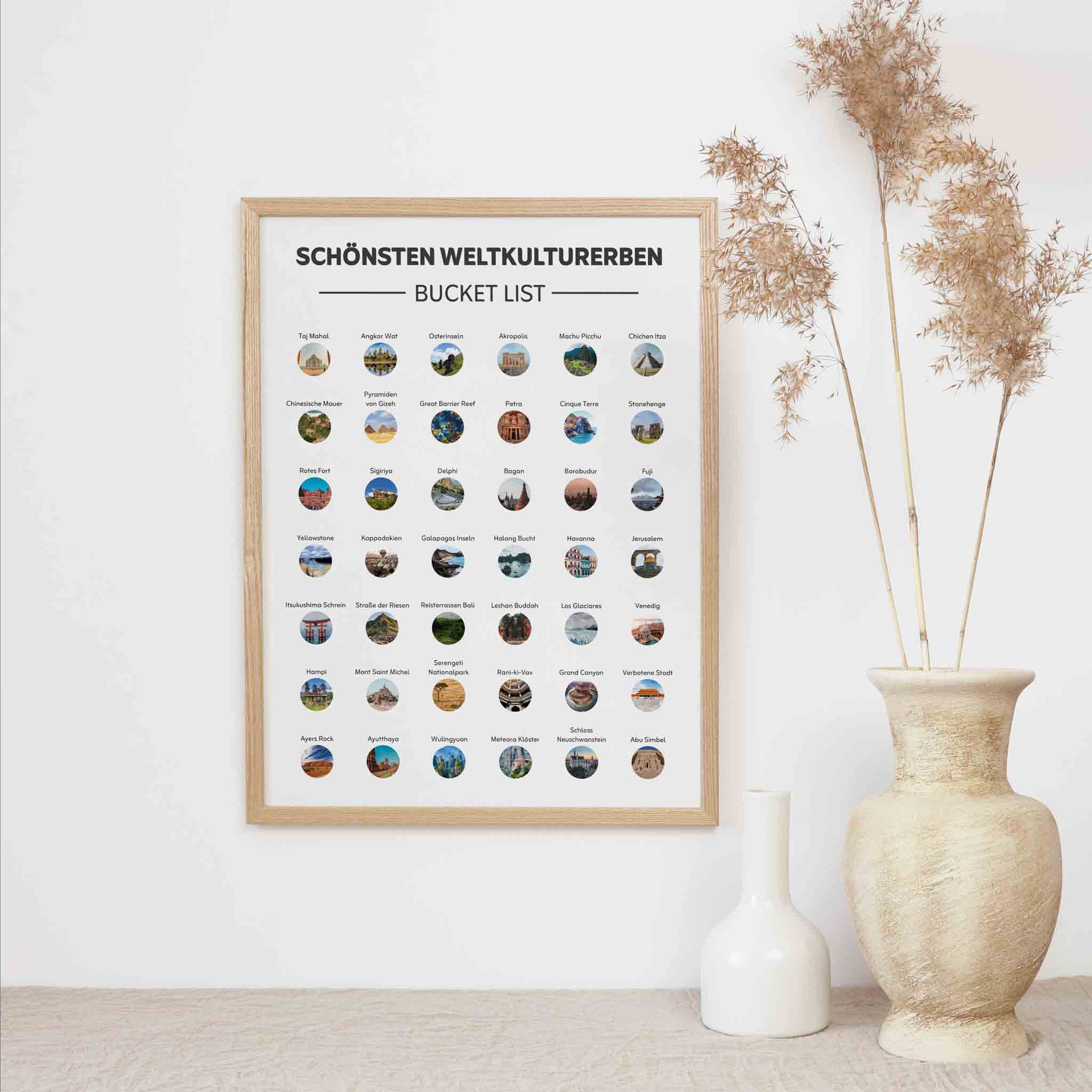 Das funkenschauer "Geschenke für Reiseliebhaber - Löffelliste Weltkulturerbe Rubbel Poster A3" hängt eingerahmt von zwei beigen Vasen an einer weißen Wand und ist das perfekte Reise Geschenk und Bucket List für Entdecker und Weltenbummler.