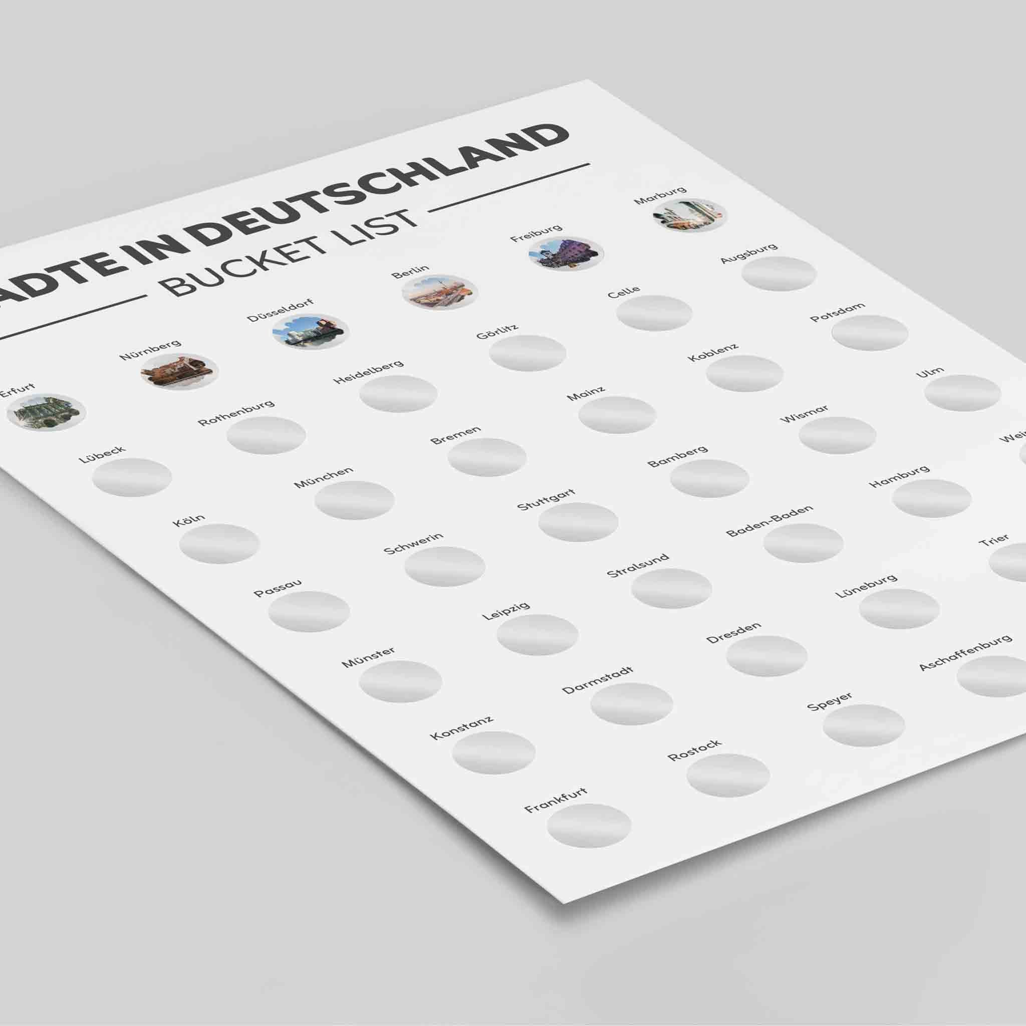 Schräge Ansicht des funkenschauer "Städte Deutschland Bucketlist zum Freirubbeln" A3 Poster mit Städtenamen und Rubbelfeldern zum Markieren Ihrer Besuche - ideales Reise Geschenk, perfekt zum Nachverfolgen von Abenteuern und als Geschenk zu Weihnachten. Hellgrauer Hintergrund.