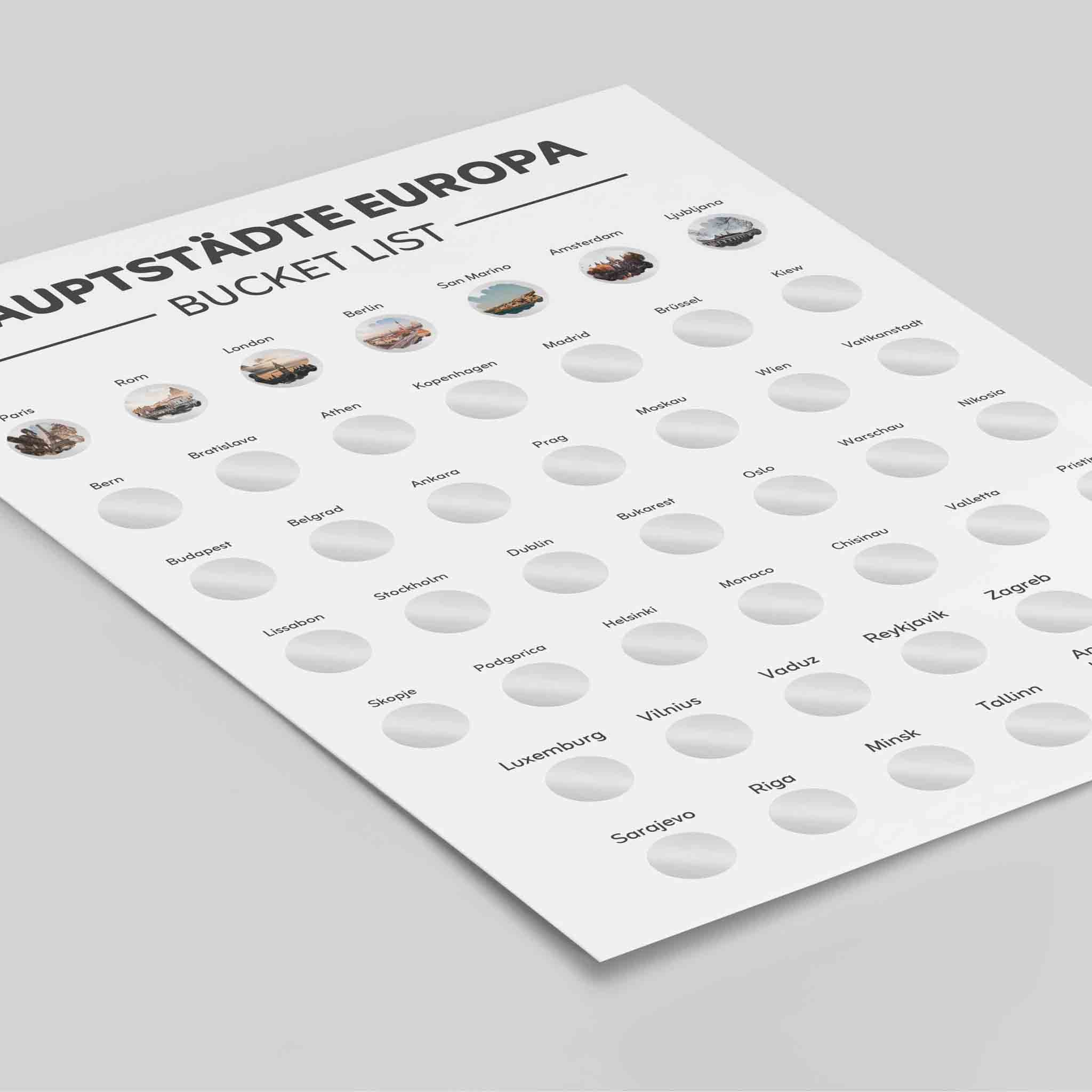 Das funkenschauer "Hauptstädte Europas Bucketlist zum Freirubbeln" Rubbelposter zeigt auf einer hellen Fläche Rubbelkreise für jede europäische Hauptstadt mit einigen aufgedeckten Fotos.