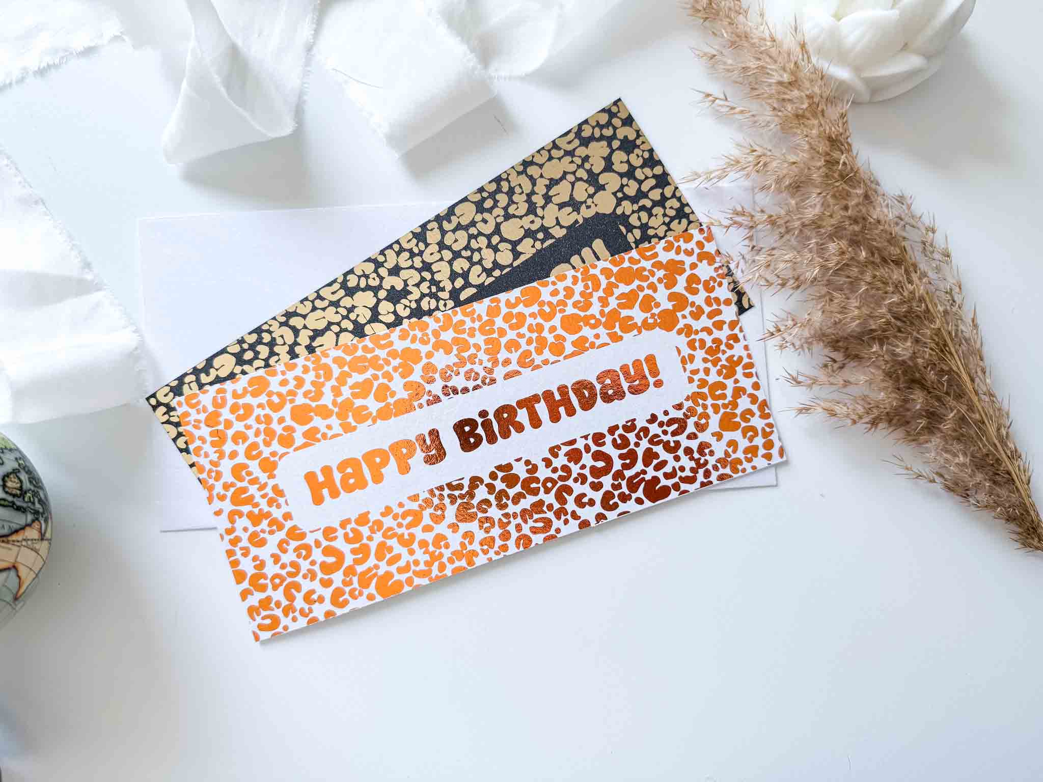 Der "Reisegutschein Geburtstag Leoprint Personalisiert" von funkenschauer ist eine Rubbelkarte im Animal-Print, perfekt als individuelles Reisegeschenk zum Geburtstag oder für einen Reisegutschein mit Rubbelfeld.