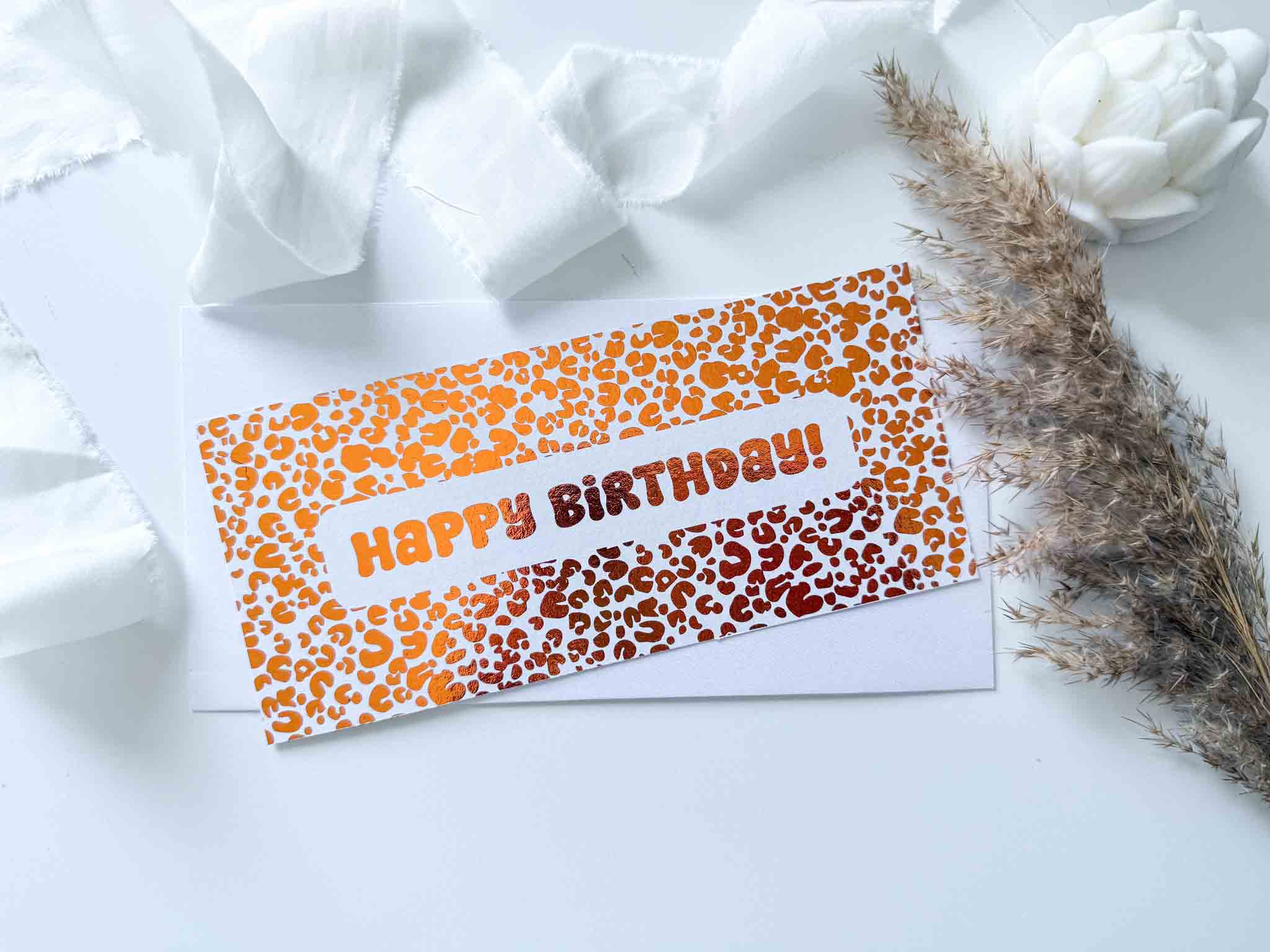 Der funkenschauer Reisegutschein Geburtstag Leoprint Personalisiert ist eine Leopardenprint-Rubbelkarte im Ticket-Stil-perfekt als einzigartiges, personalisiertes Reisegeschenk für Geburtstage.