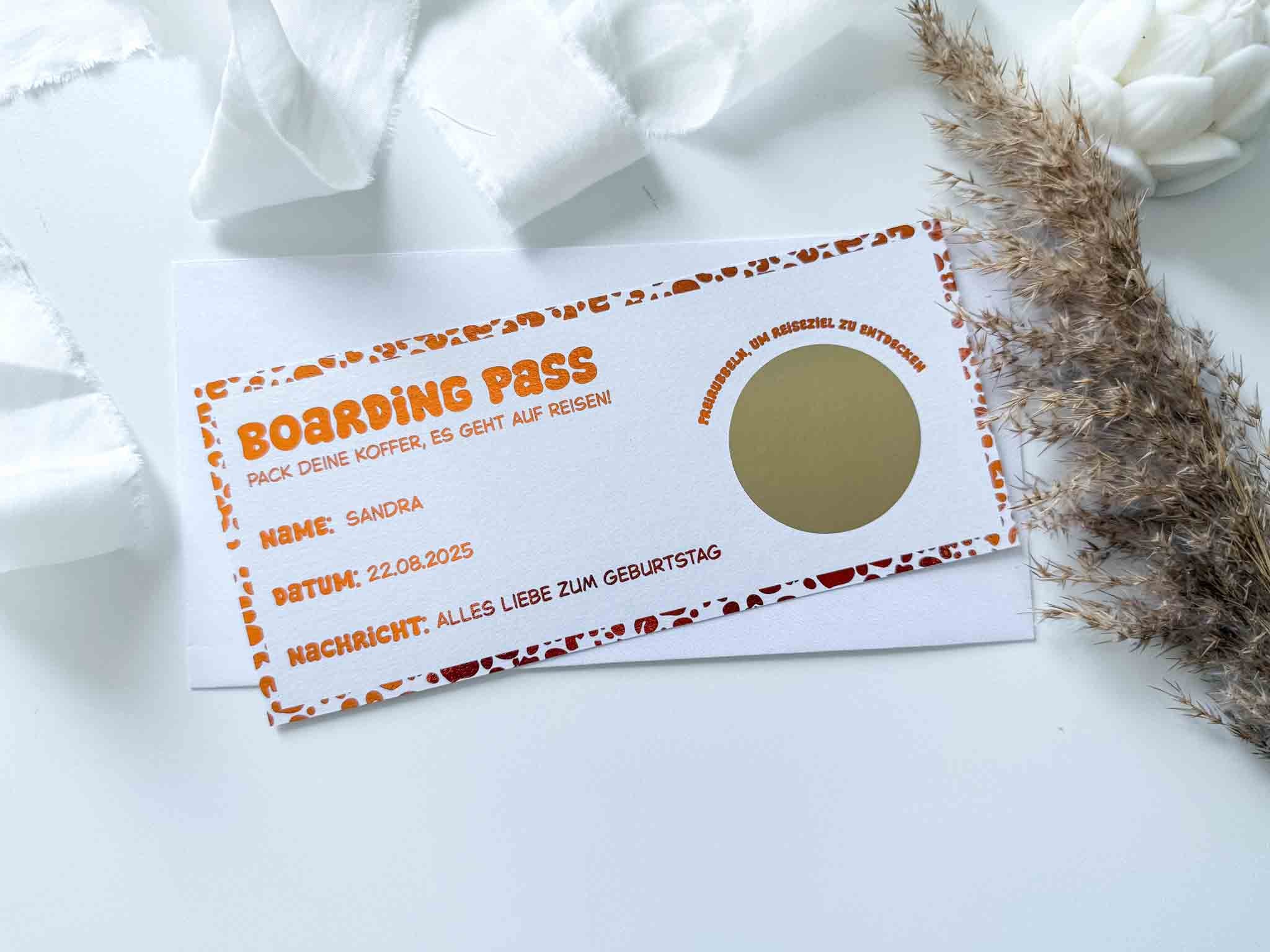 Der funkenschauer Reisegutschein Geburtstag Leoprint Rubbelkarte im Boarding-Pass-Design mit Leoprint-Rand bietet Felder für Name, Datum und Nachricht auf Deutsch. Als personalisiertes Geschenk kommt sie mit Umschlag, ideal zum Verschenken.