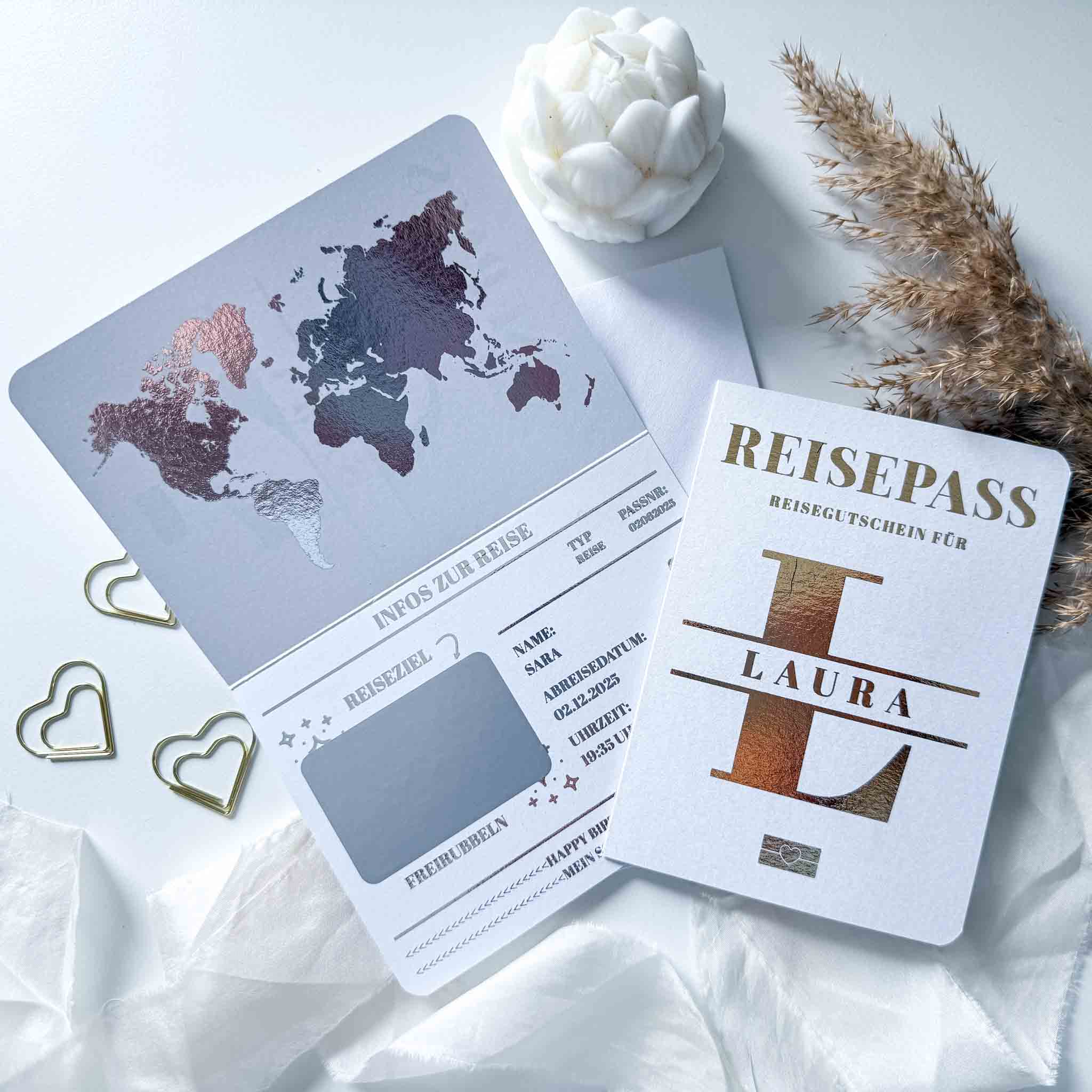 Überraschen Sie Laura mit einem funkenschauer Geschenk: Personalisierter Reisepass als Reisegutschein mit Umschlag, Rubbelkarte, Weltkarte, goldenen Herz-Clips, weißer Blume & Pampasgras-die perfekte Urlaub Geschenkidee!.