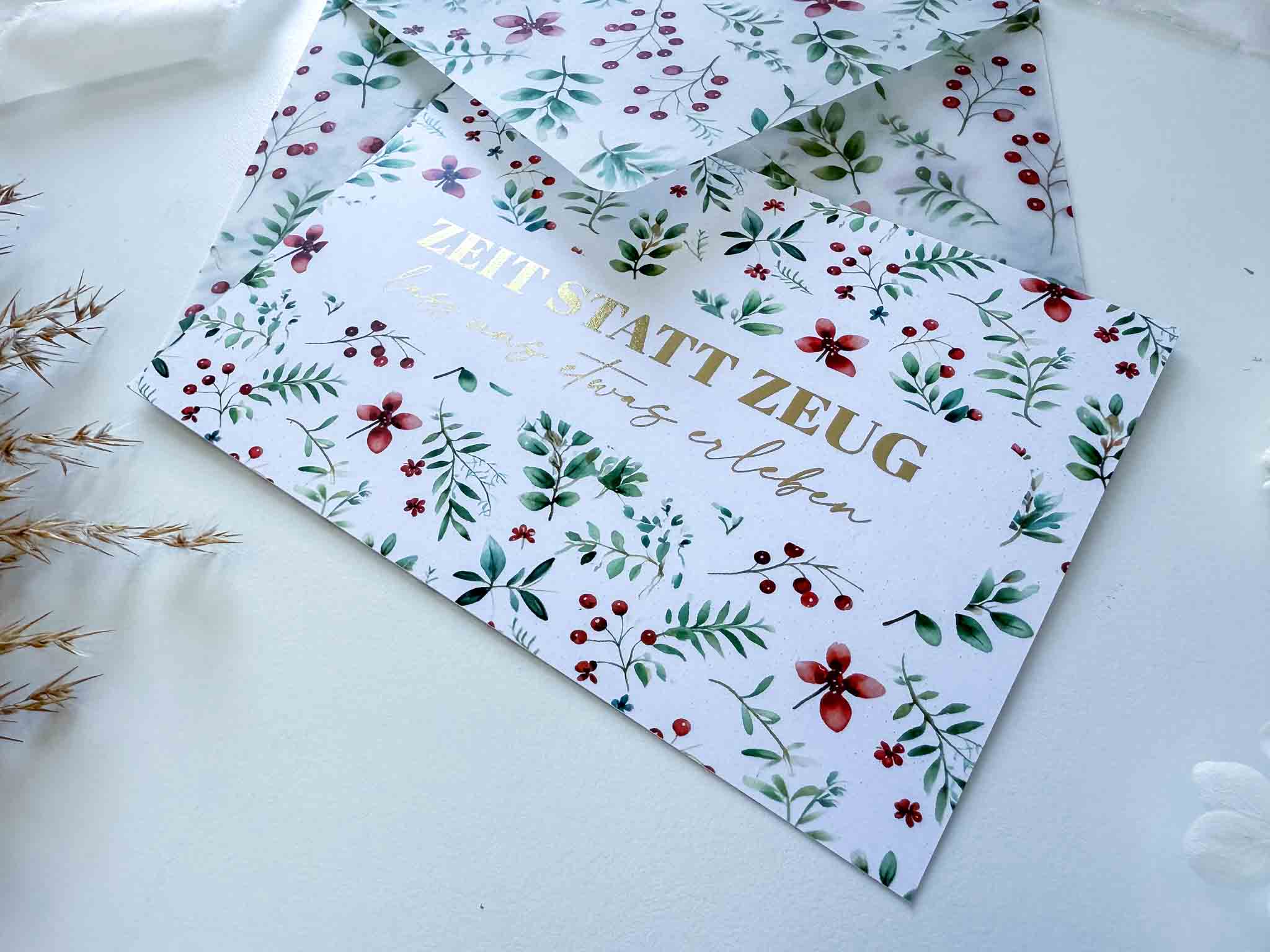 Der funkenschauer Weihnachten Gutschein Zeit statt Zeug mit handgemachtem Umschlag ist eine Weihnachtskarte mit floralem Muster, Goldschrift und Platz für persönliche Worte-ideal als individueller Weihnachtsgutschein.