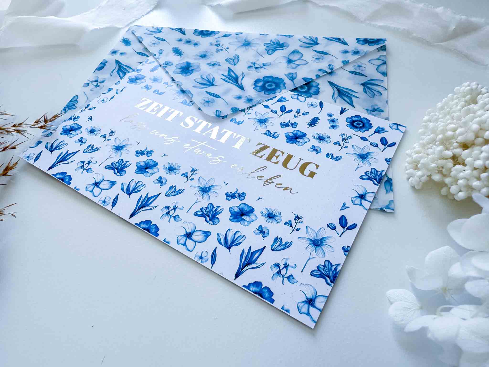 Der Gutschein Zeit statt Zeug + handgemachter Umschlag von funkenschauer ist eine A6-Rubbelkarte mit floralem Design und "ZEIT STATT ZEUG" in Gold - das perfekte, personalisierbare Geschenk für gemeinsame Zeit.