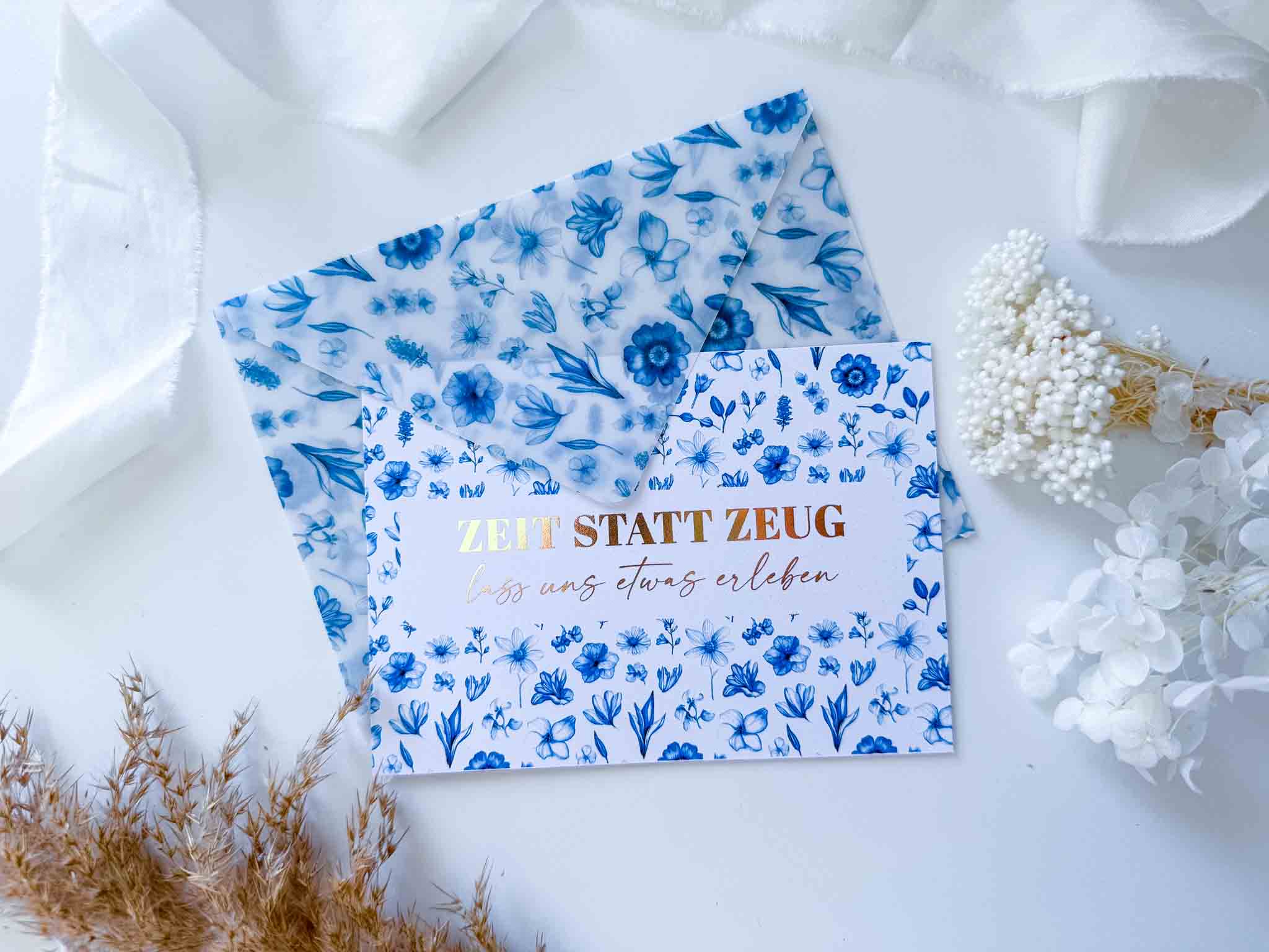 A6 Rubbelkarte "Gutschein Zeit statt Zeug" von funkenschauer mit handgemachtem Umschlag - das personalisierte Geschenk für gemeinsame Zeit und besondere Momente, ideal als Weihnachtsgeschenk.