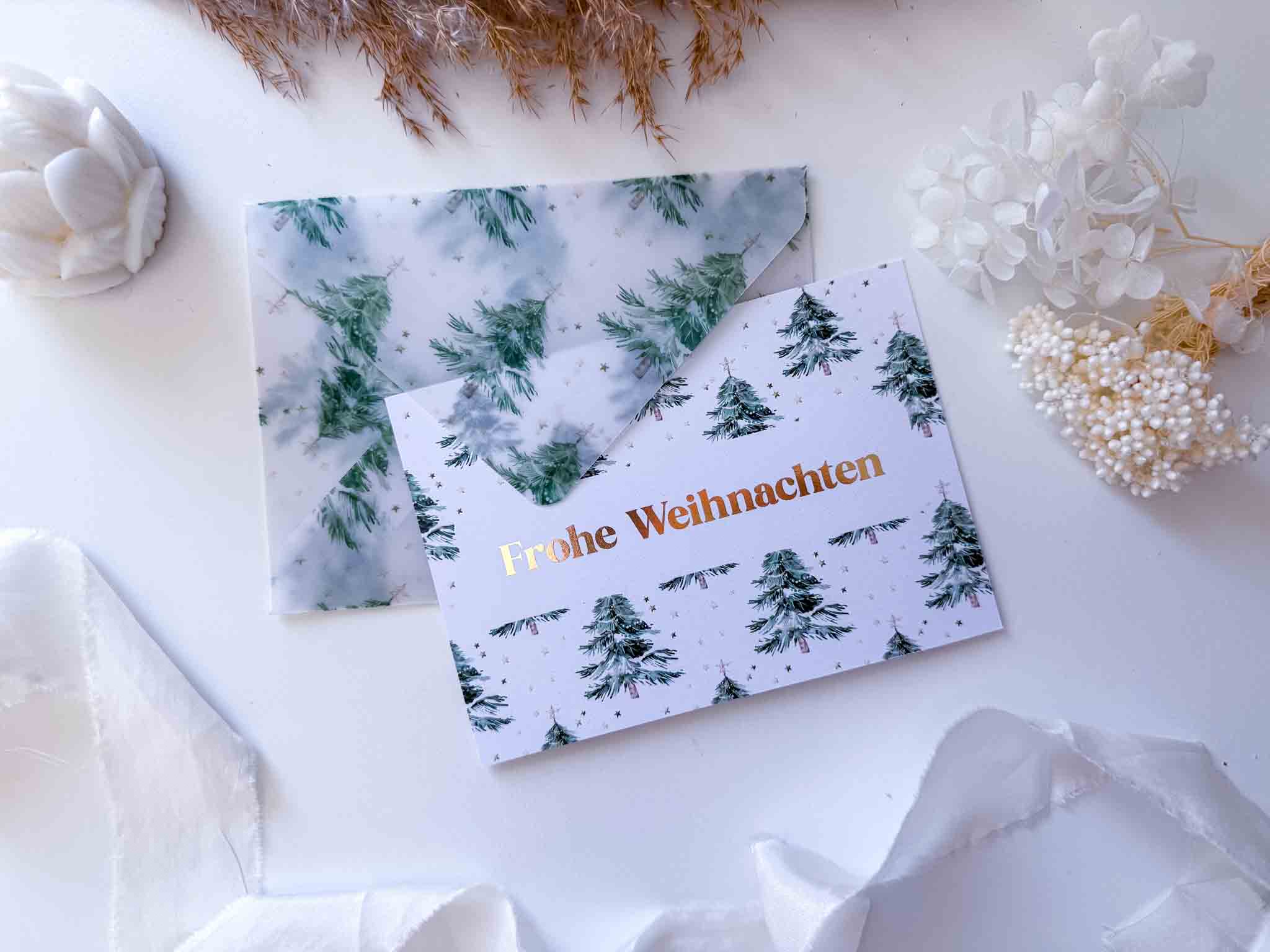 Der "Reisegutschein Weihnachten" von funkenschauer ist eine Rubbelkarte mit handgemachtem Umschlag, perfekt als persönliches Weihnachtsgeschenk für Weltenbummler oder als Reisegutschein unterm Weihnachtsbaum.